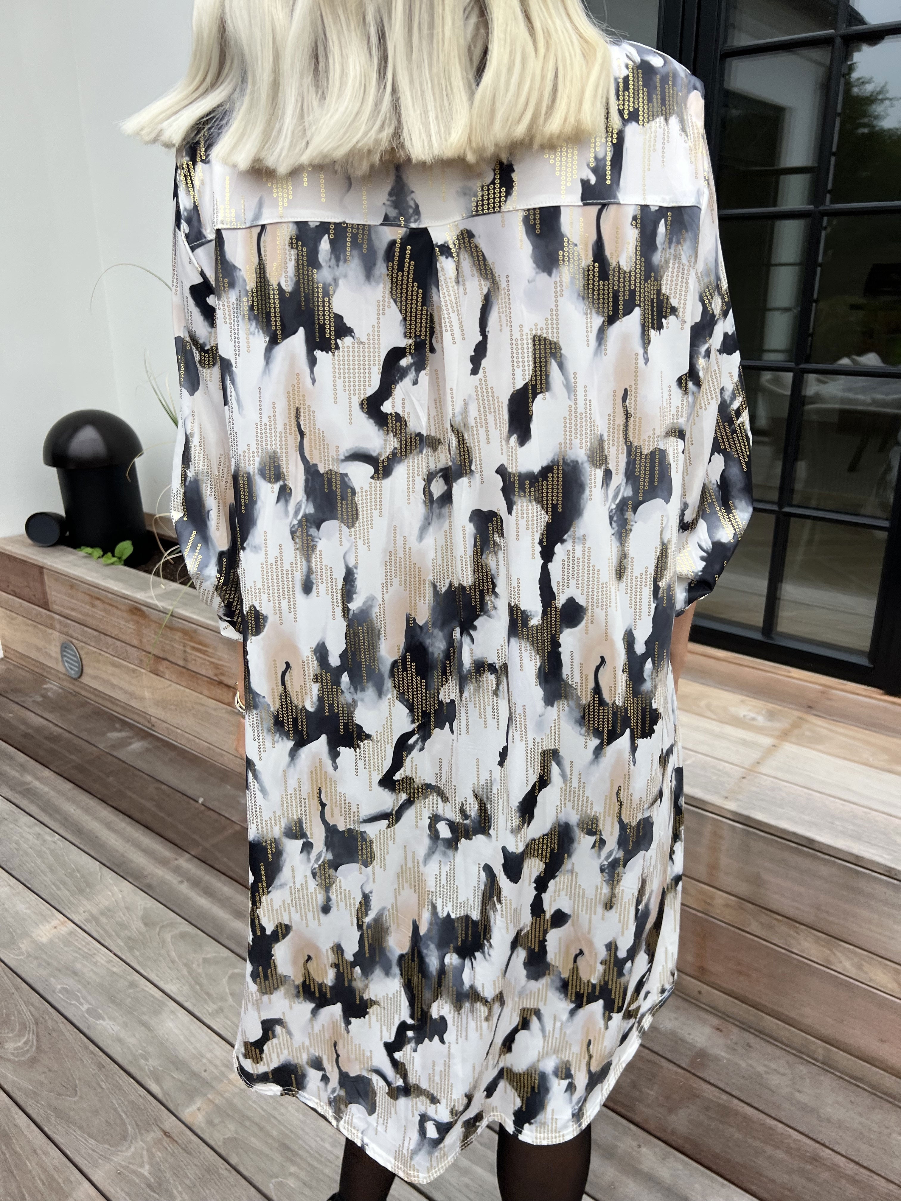 Ebba Batik Long - Elastisk flerfärgad klänning med gulddetaljer