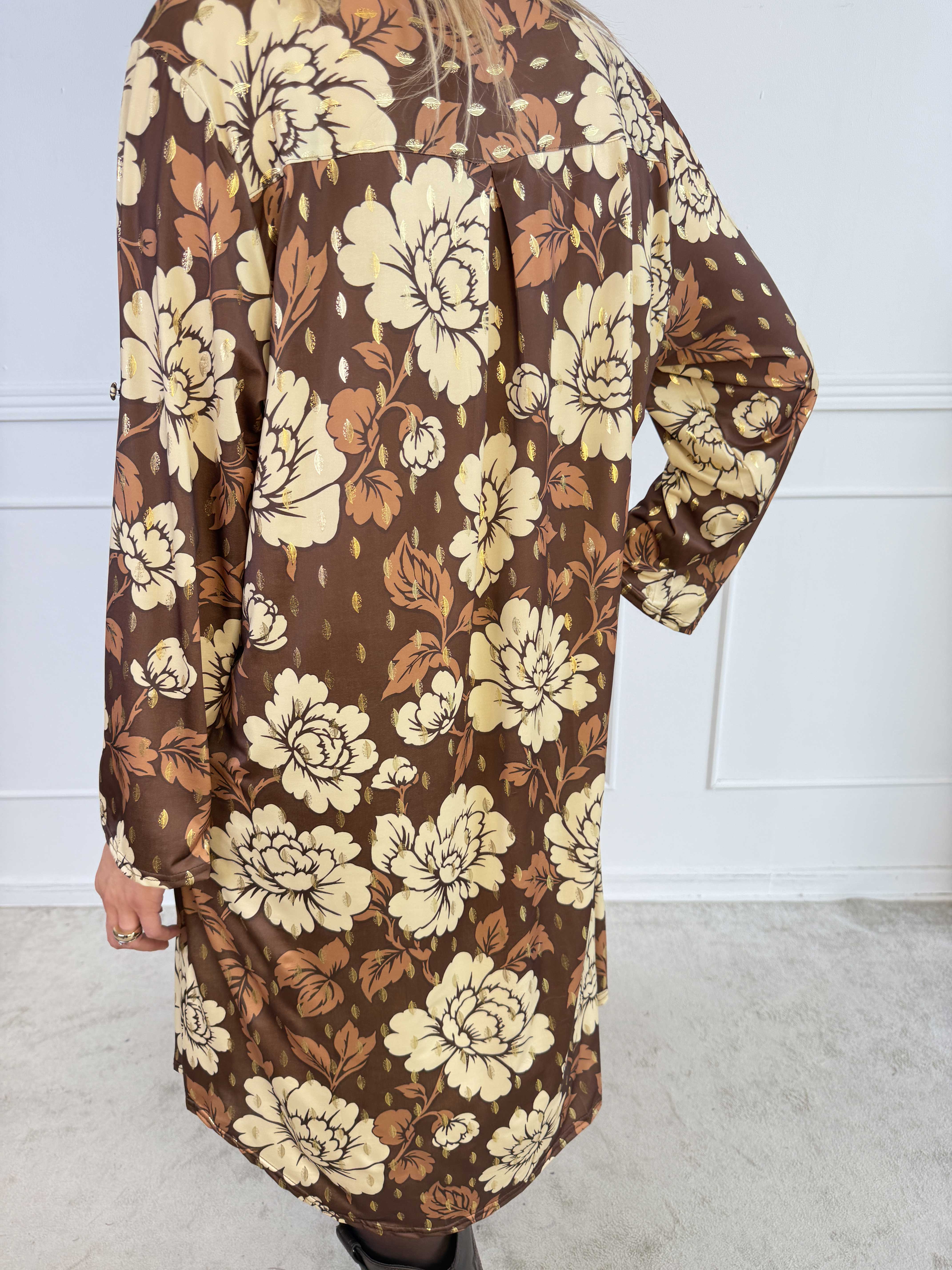 Ebba Bloom - Plus size kjole i et krølfrit stof med blomstermotiv og små gulddetaljer