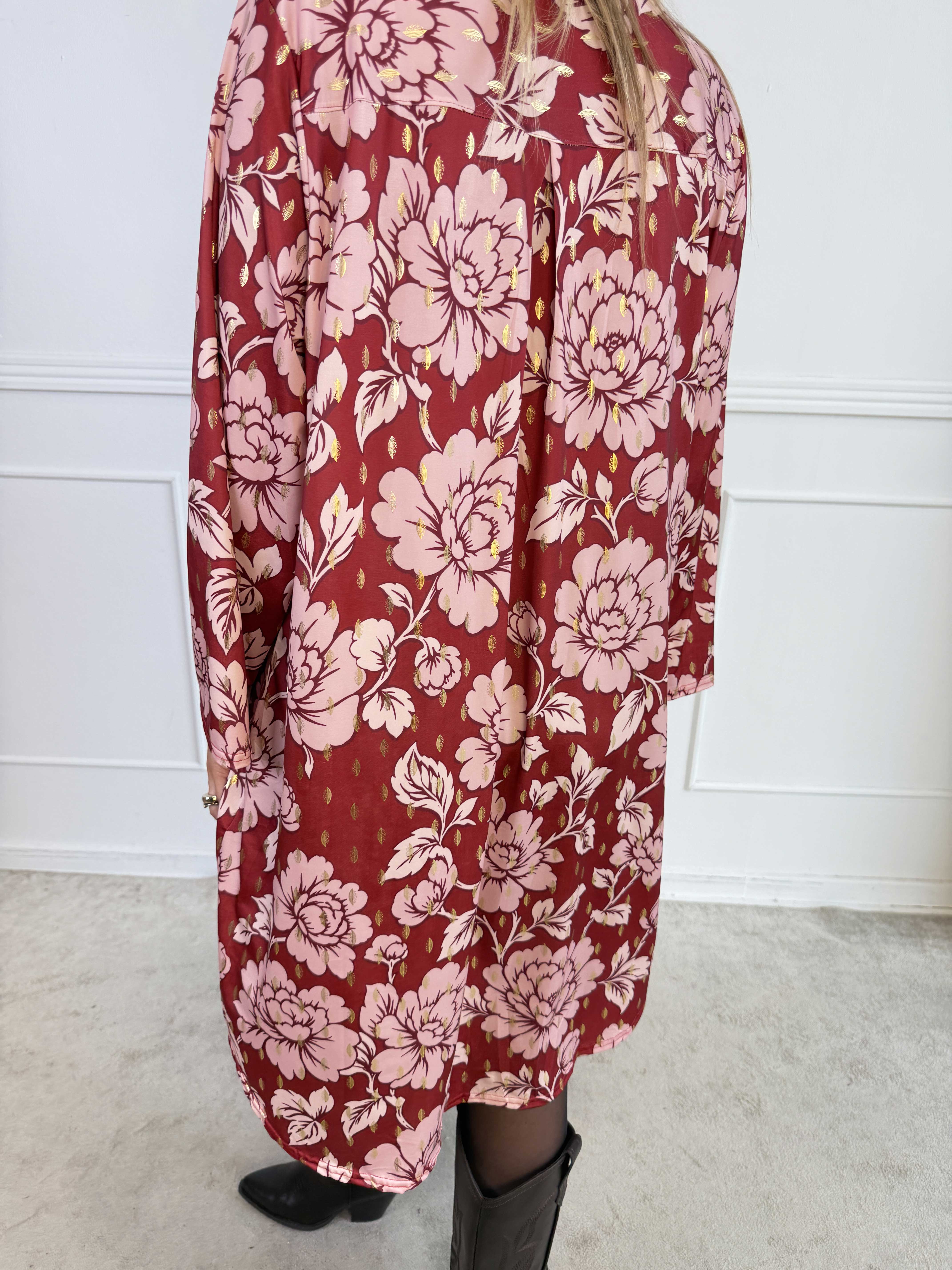Ebba Bloom - Plus size kjole i et krølfrit stof med blomstermotiv og små gulddetaljer