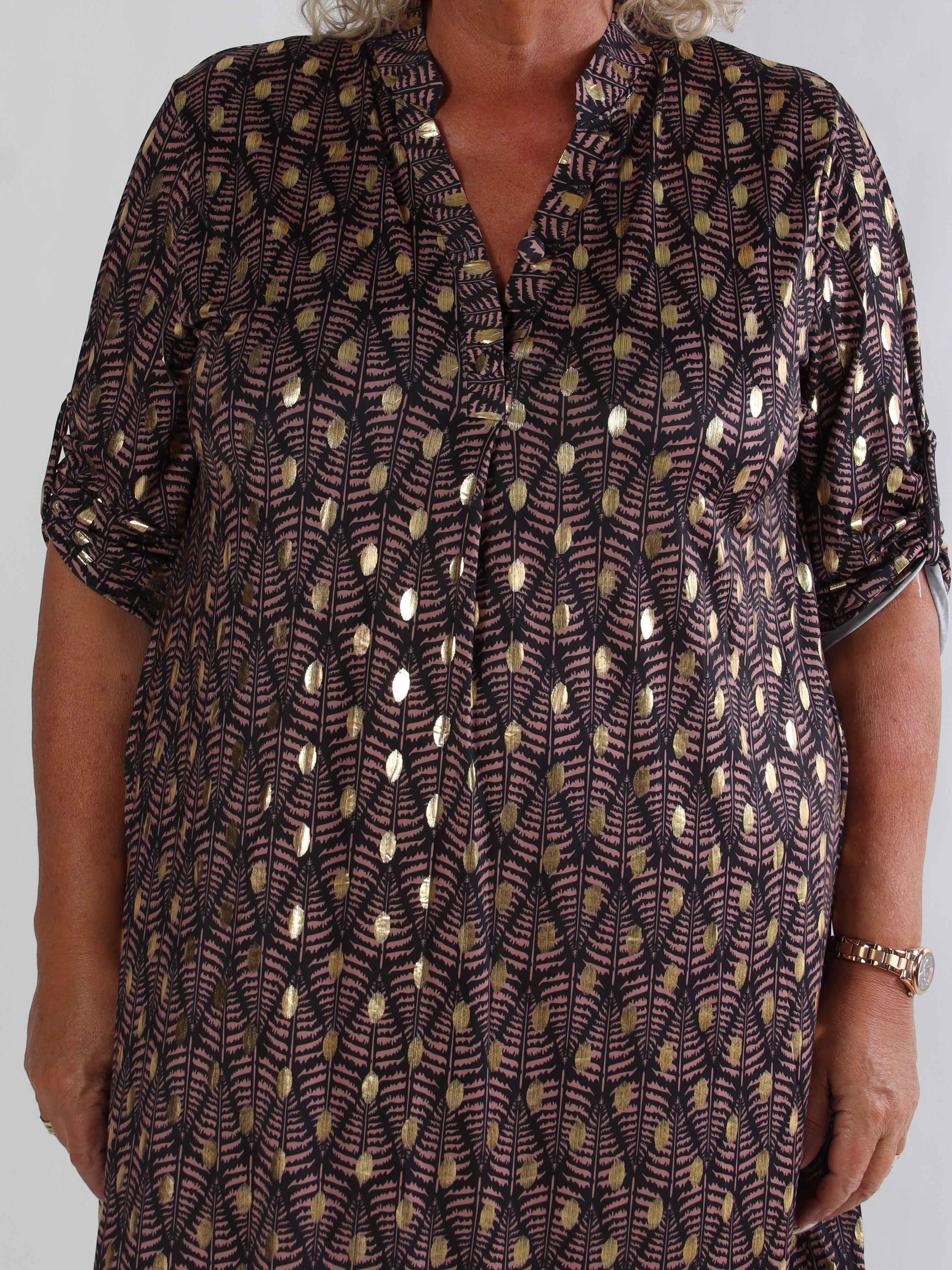 Ebba Forest Gold Long - Plus size klänning med fint bladmönster och guldprickar