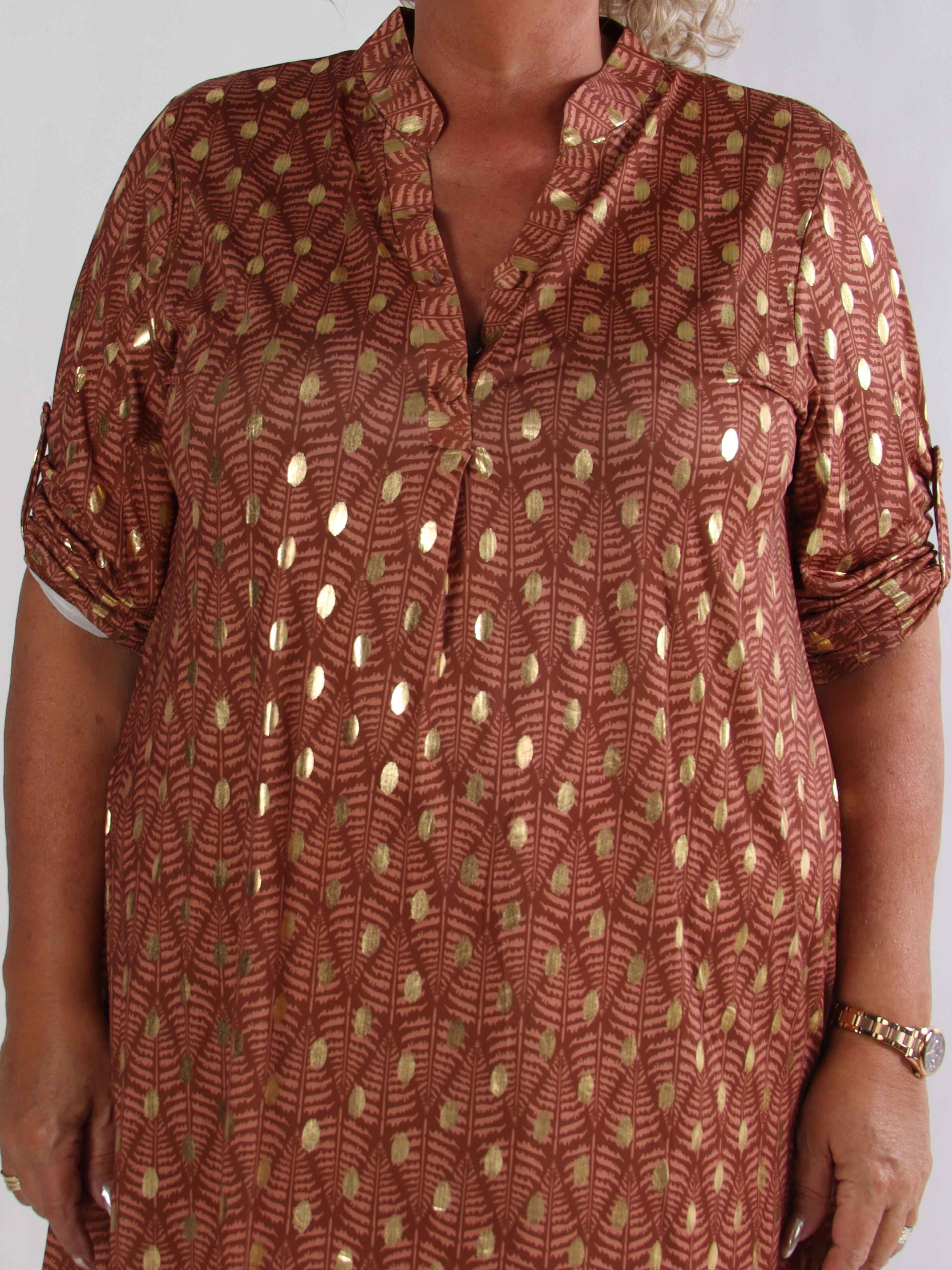 Ebba Forest Gold Long - Plus size klänning med fint bladmönster och guldprickar