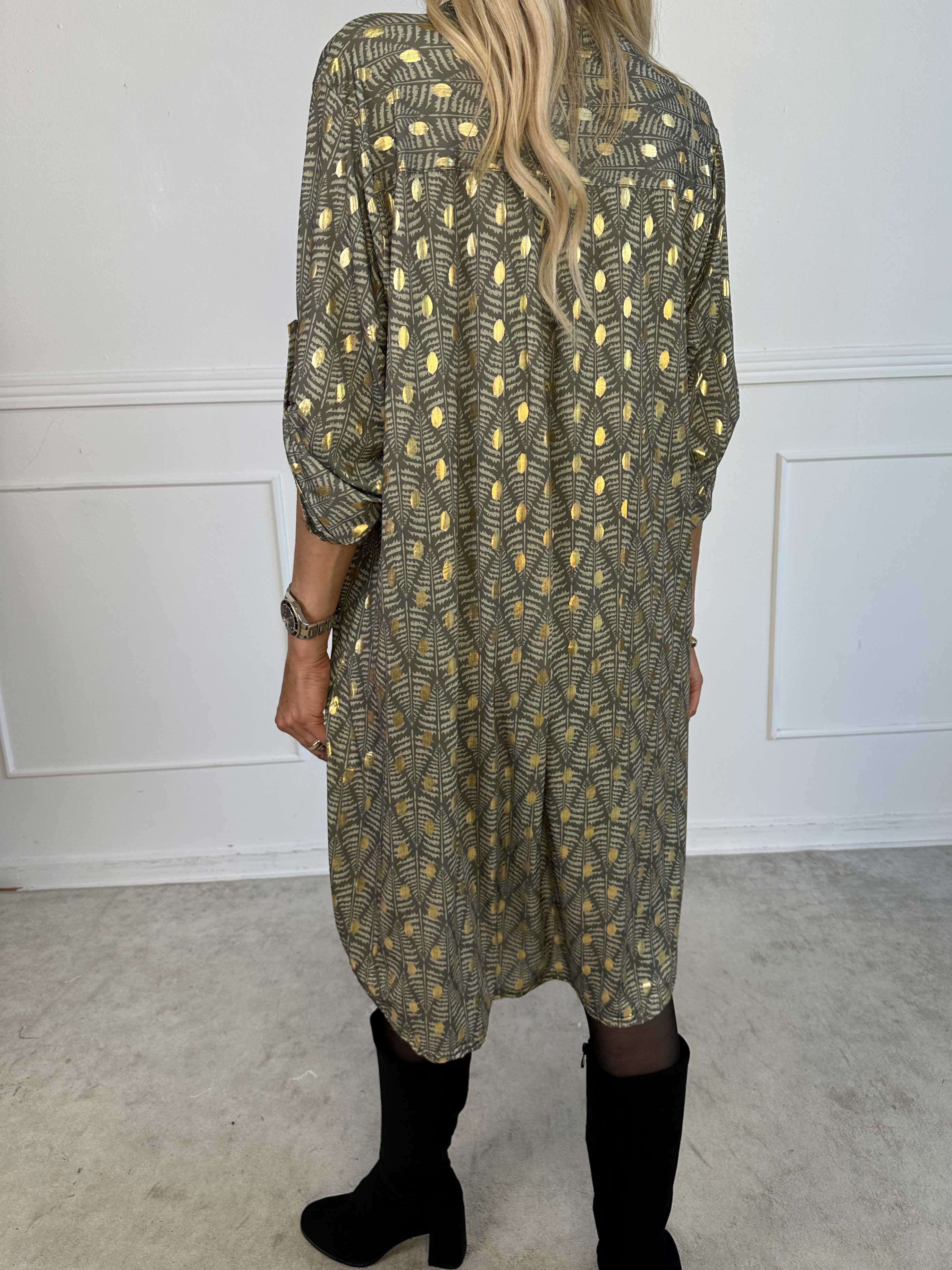 Ebba Forest Gold Long - Elastisk klänning med fint bladmönster och guldprickar