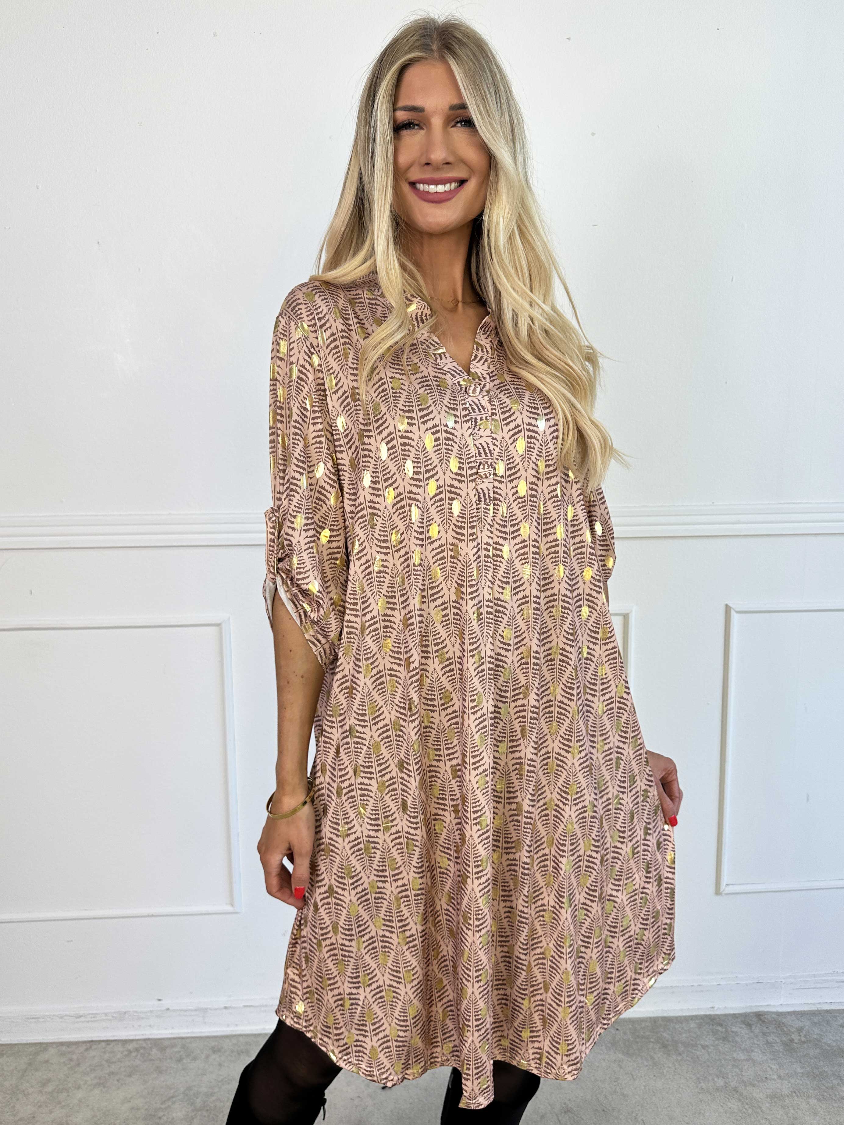 Ebba Forest Gold Long - Elastisk klänning med fint bladmönster och guldprickar