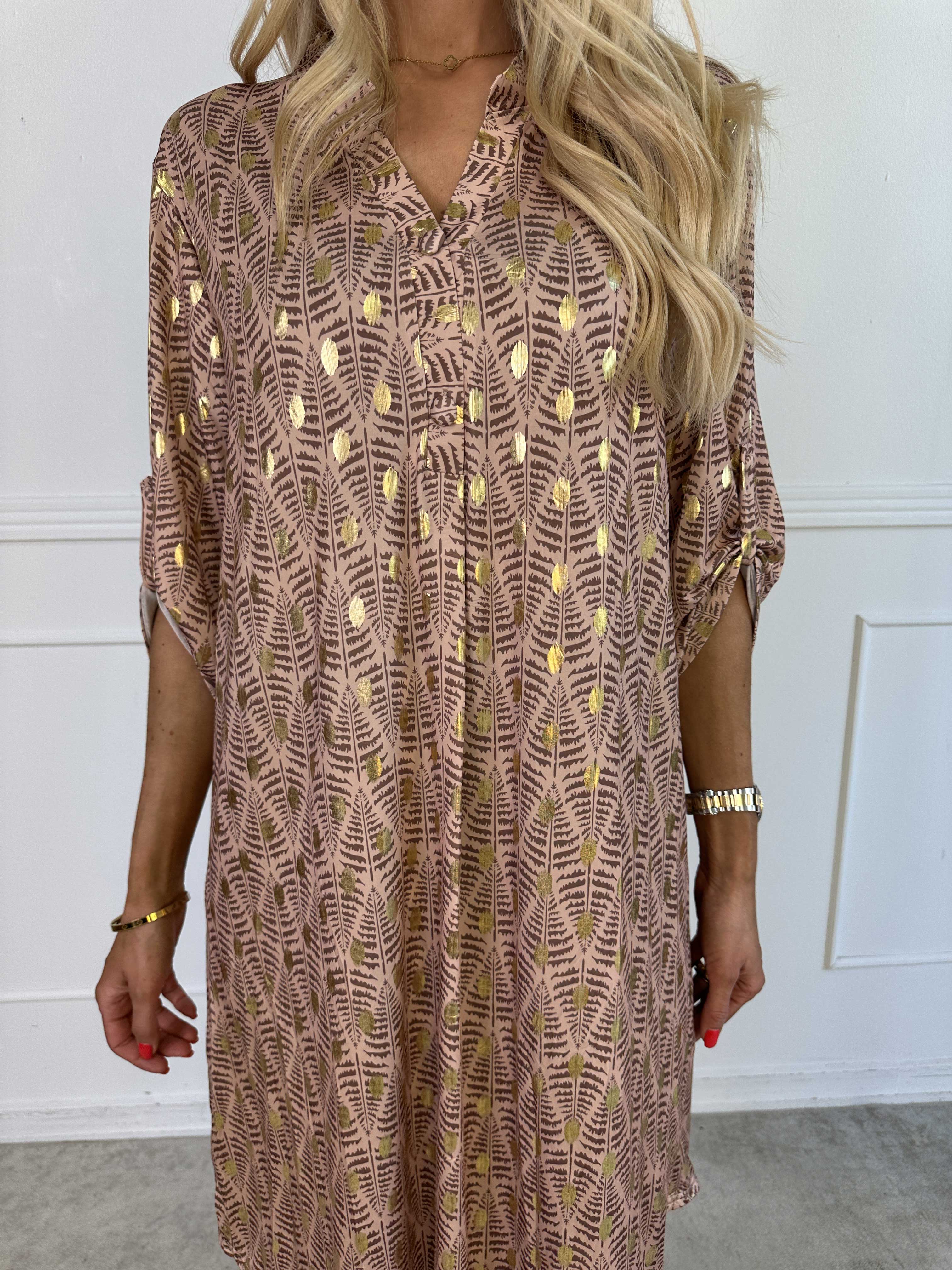 Ebba Forest Gold Long - Elastisk klänning med fint bladmönster och guldprickar