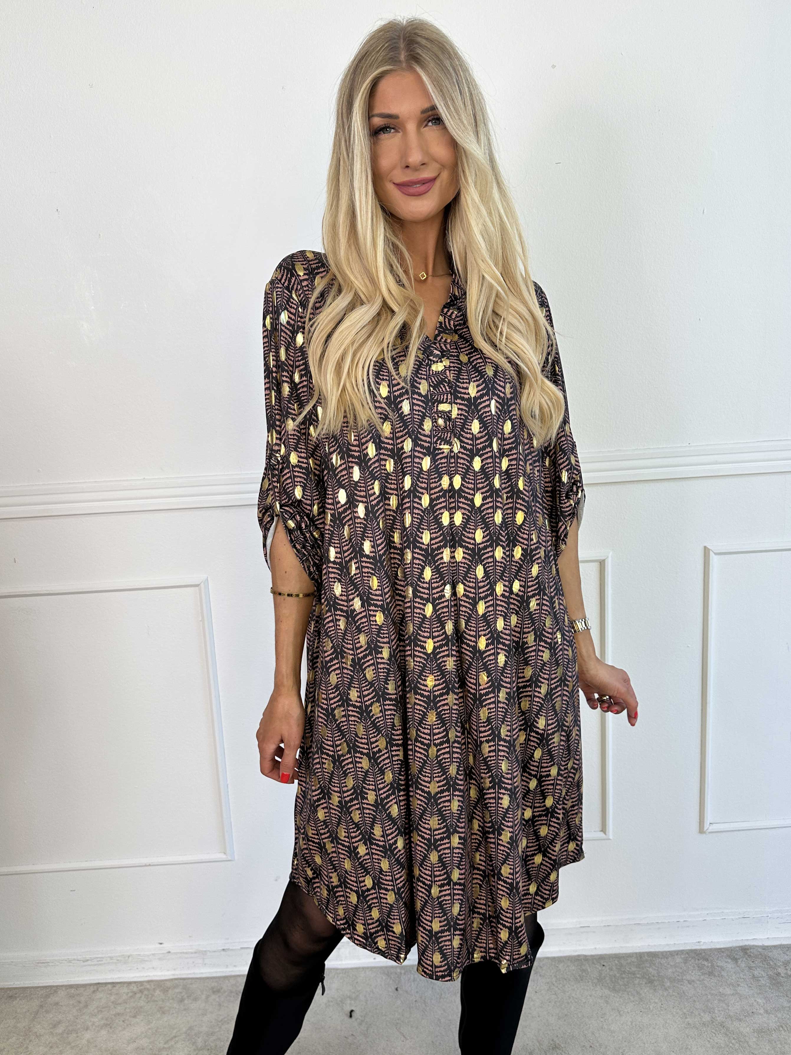 Ebba Forest Gold Long - Elastisk klänning med fint bladmönster och guldprickar