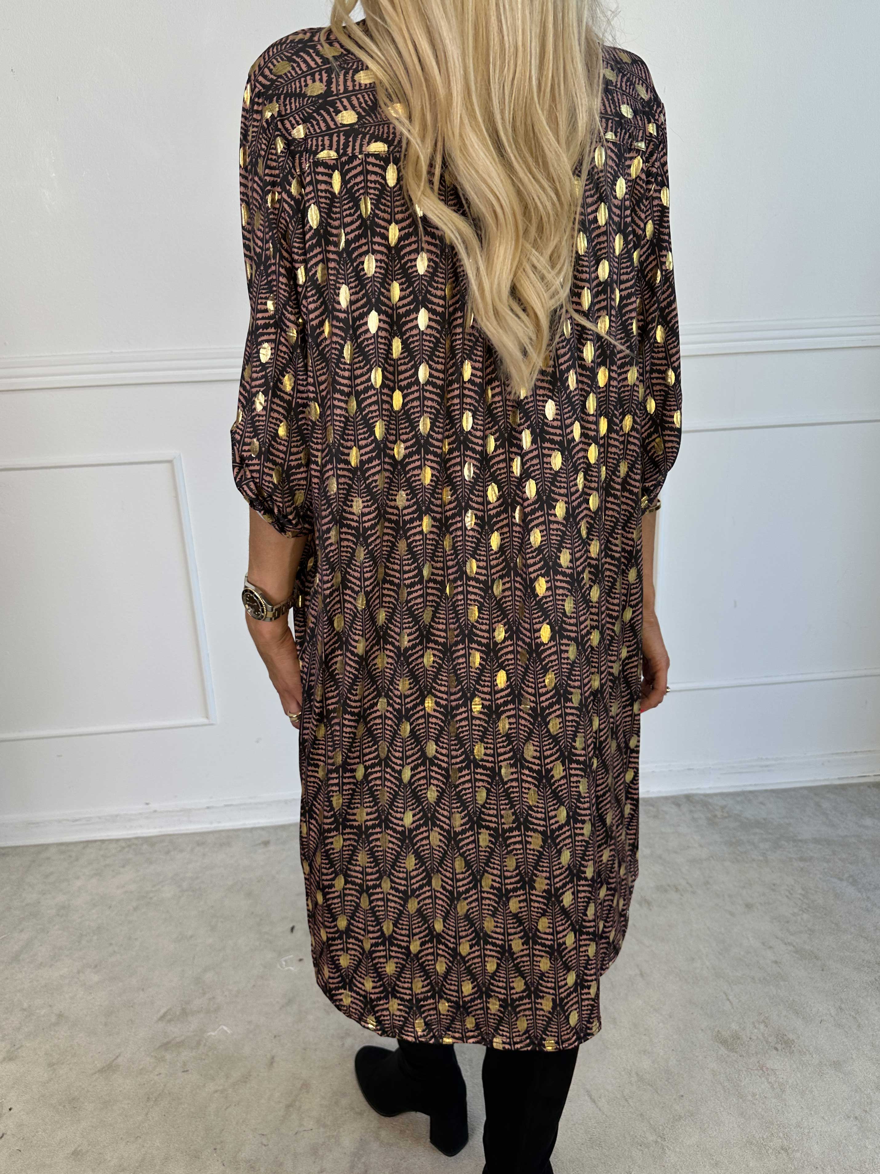 Ebba Forest Gold Long - Elastisk klänning med fint bladmönster och guldprickar