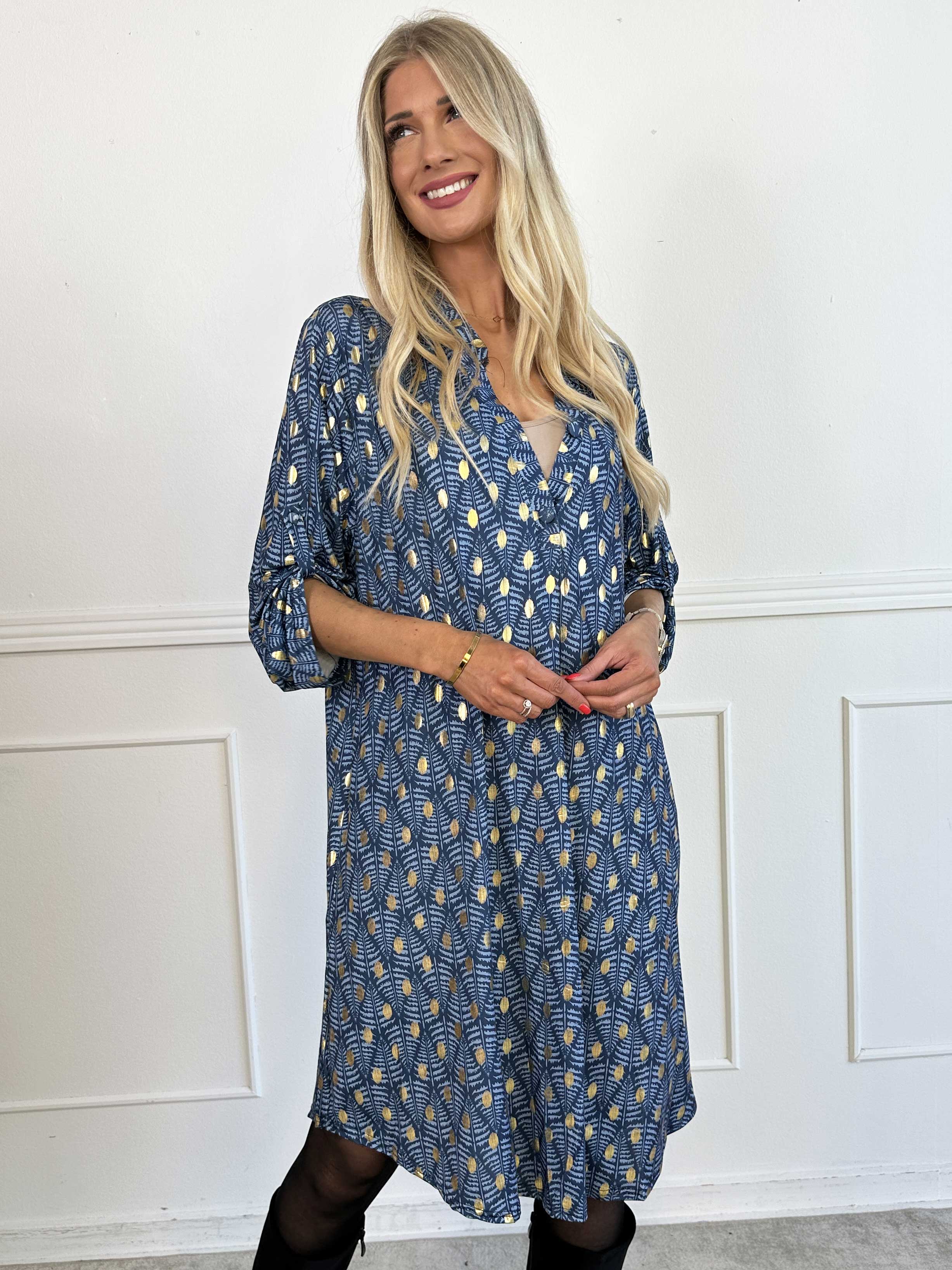 Ebba Forest Gold Long - Elastisk klänning med fint bladmönster och guldprickar