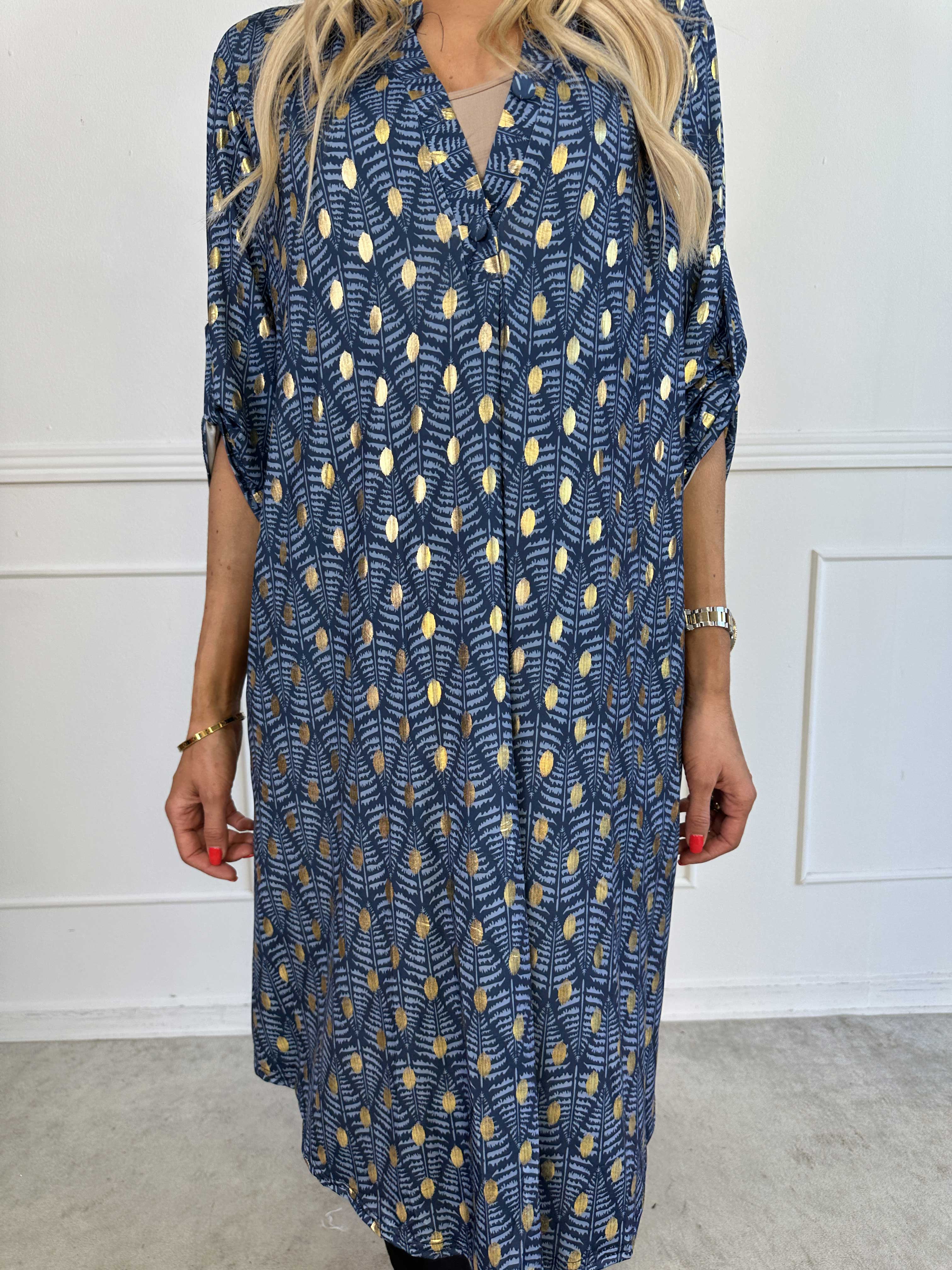 Ebba Forest Gold Long - Elastisk klänning med fint bladmönster och guldprickar