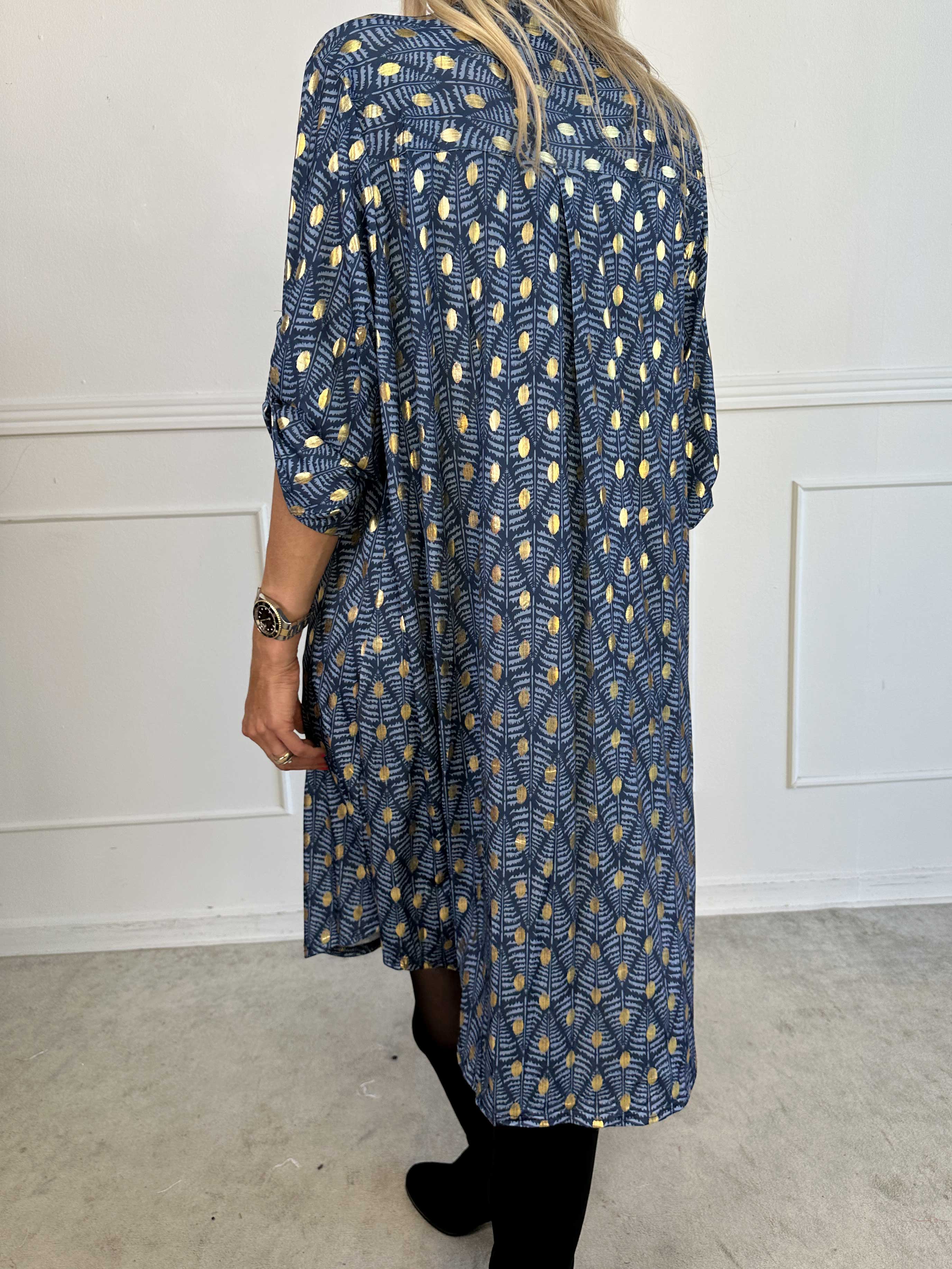 Ebba Forest Gold Long - Elastisk klänning med fint bladmönster och guldprickar