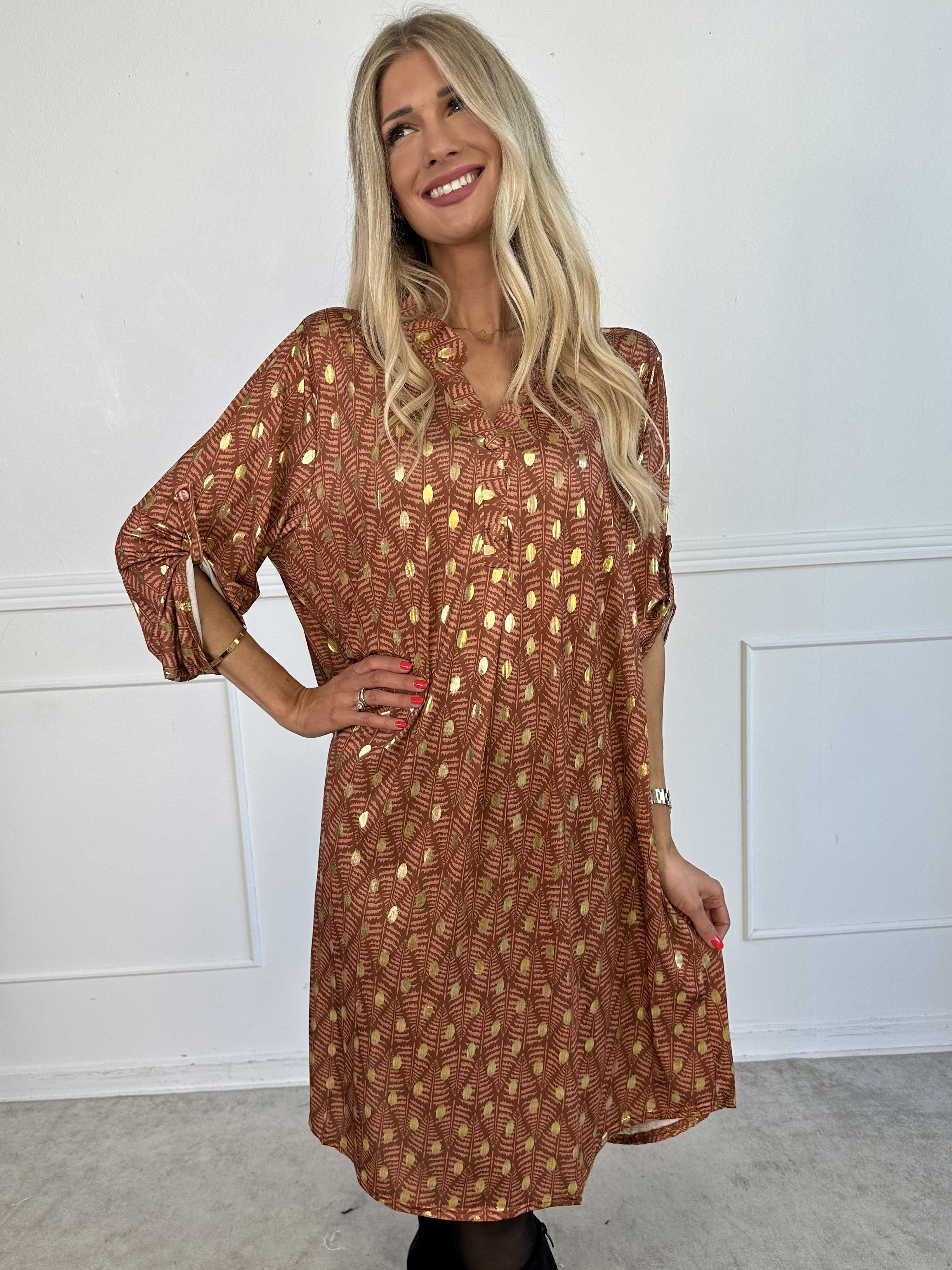 Ebba Forest Gold Long - Elastisk klänning med fint bladmönster och guldprickar