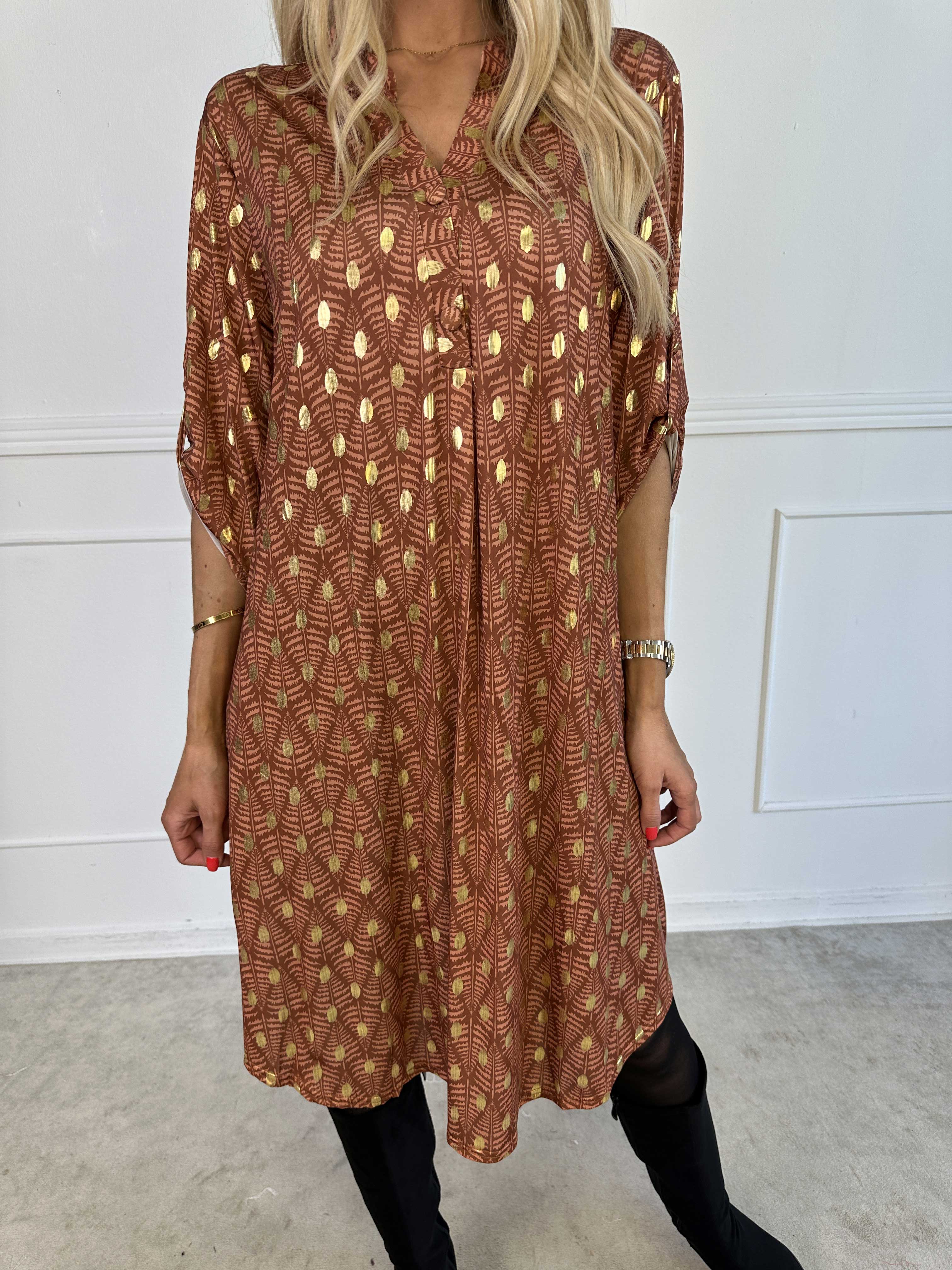 Ebba Forest Gold Long - Elastisk klänning med fint bladmönster och guldprickar