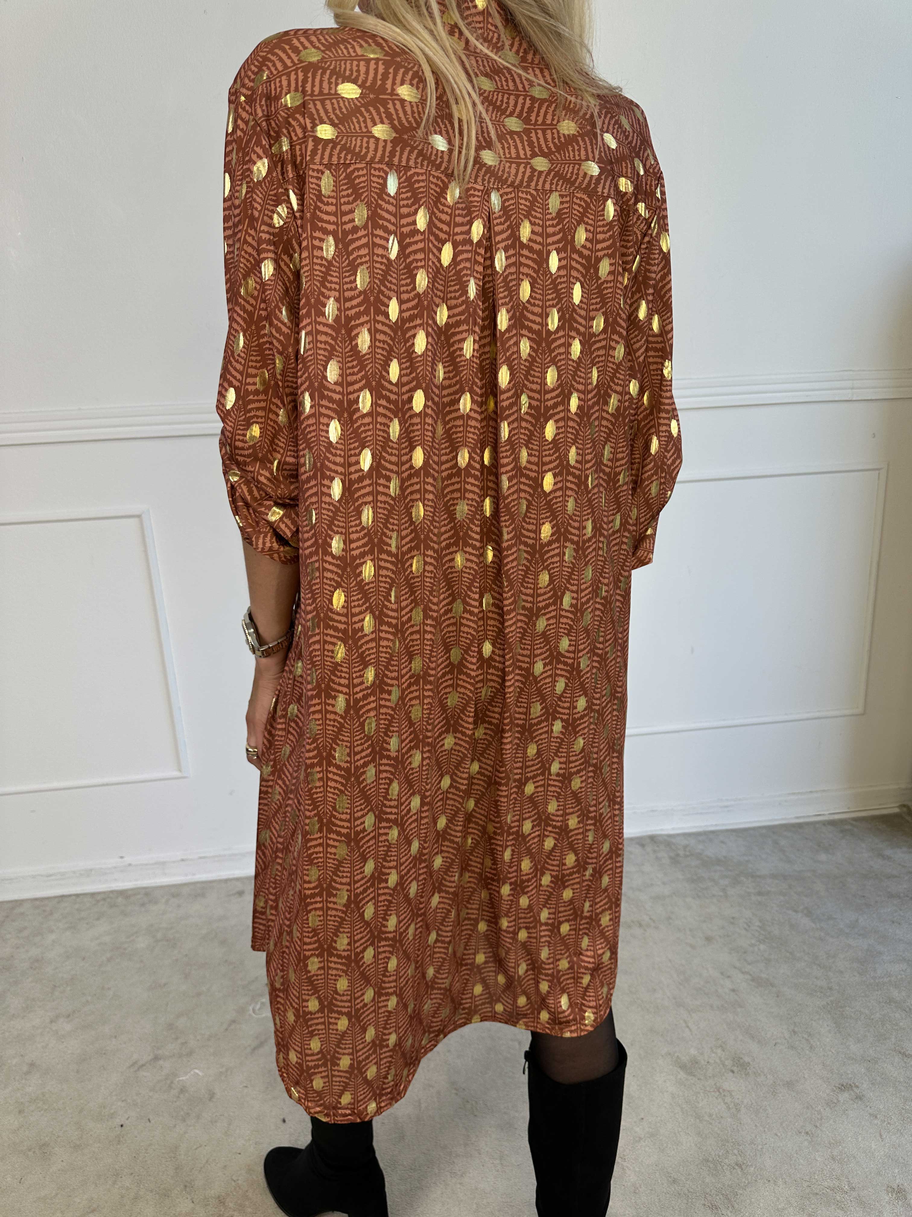 Ebba Forest Gold Long - Elastisk klänning med fint bladmönster och guldprickar