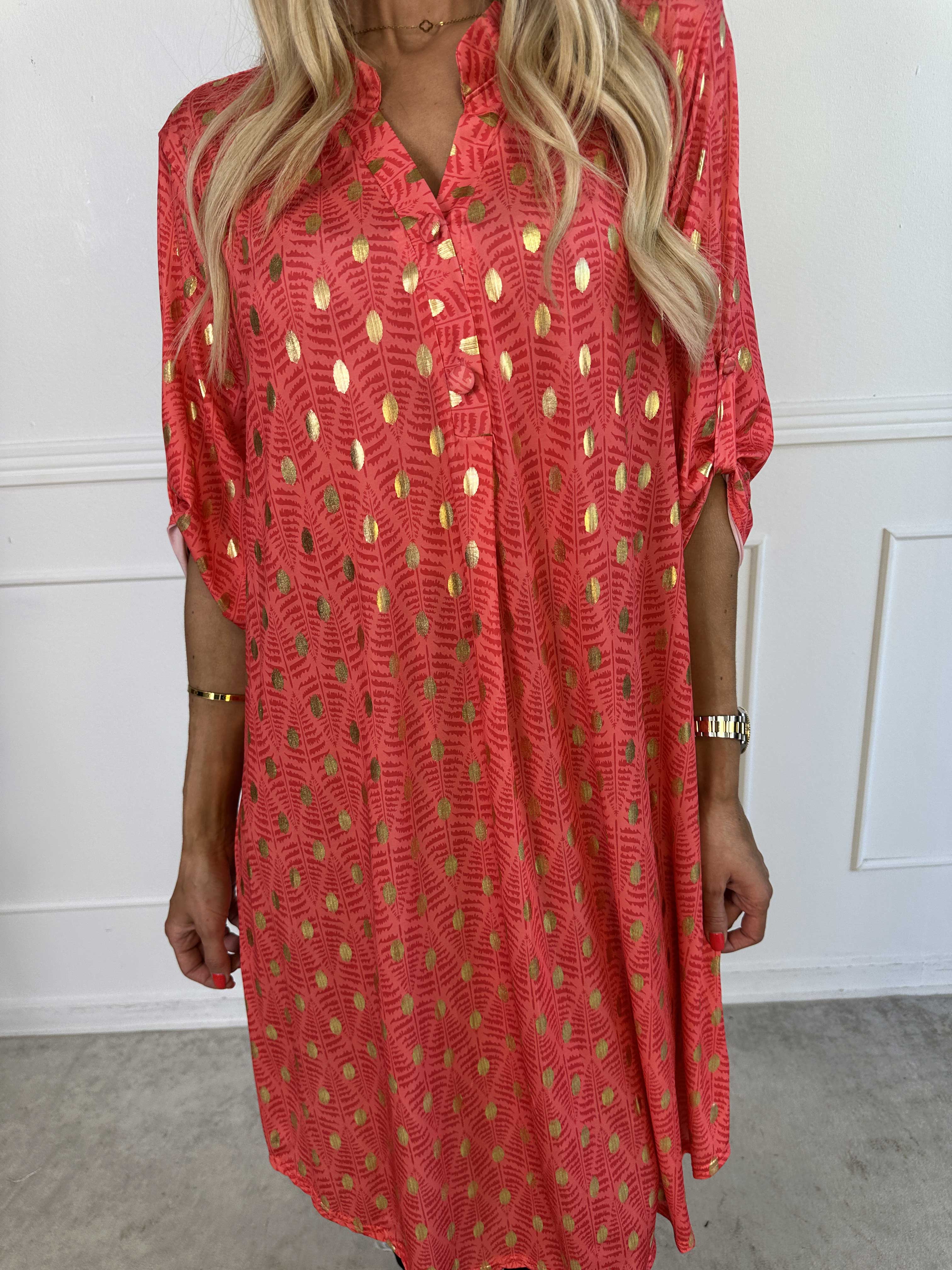 Ebba Forest Gold Long - Elastisk klänning med fint bladmönster och guldprickar