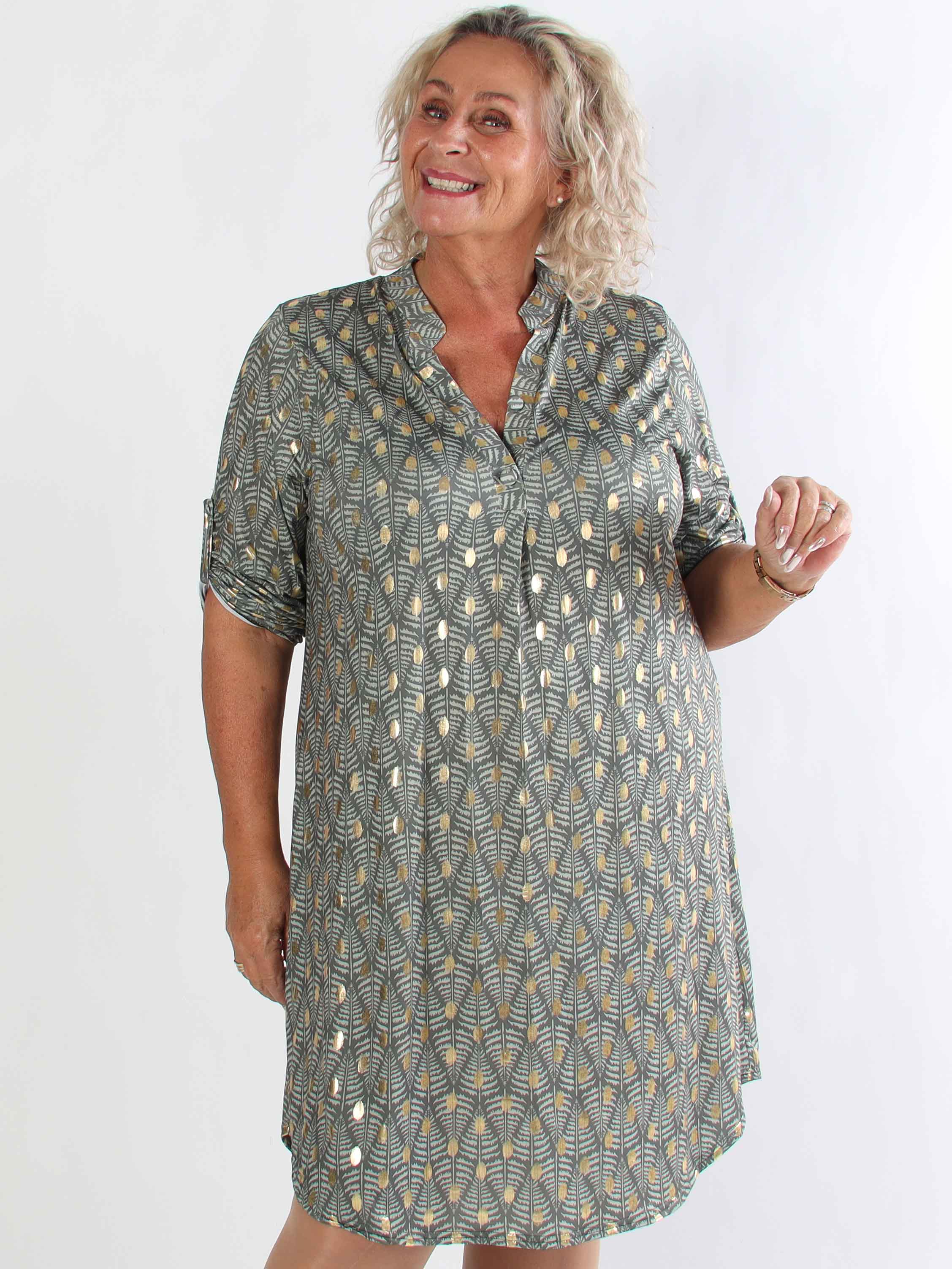 Ebba Forest Gold Long - Plus size klänning med fint bladmönster och guldprickar