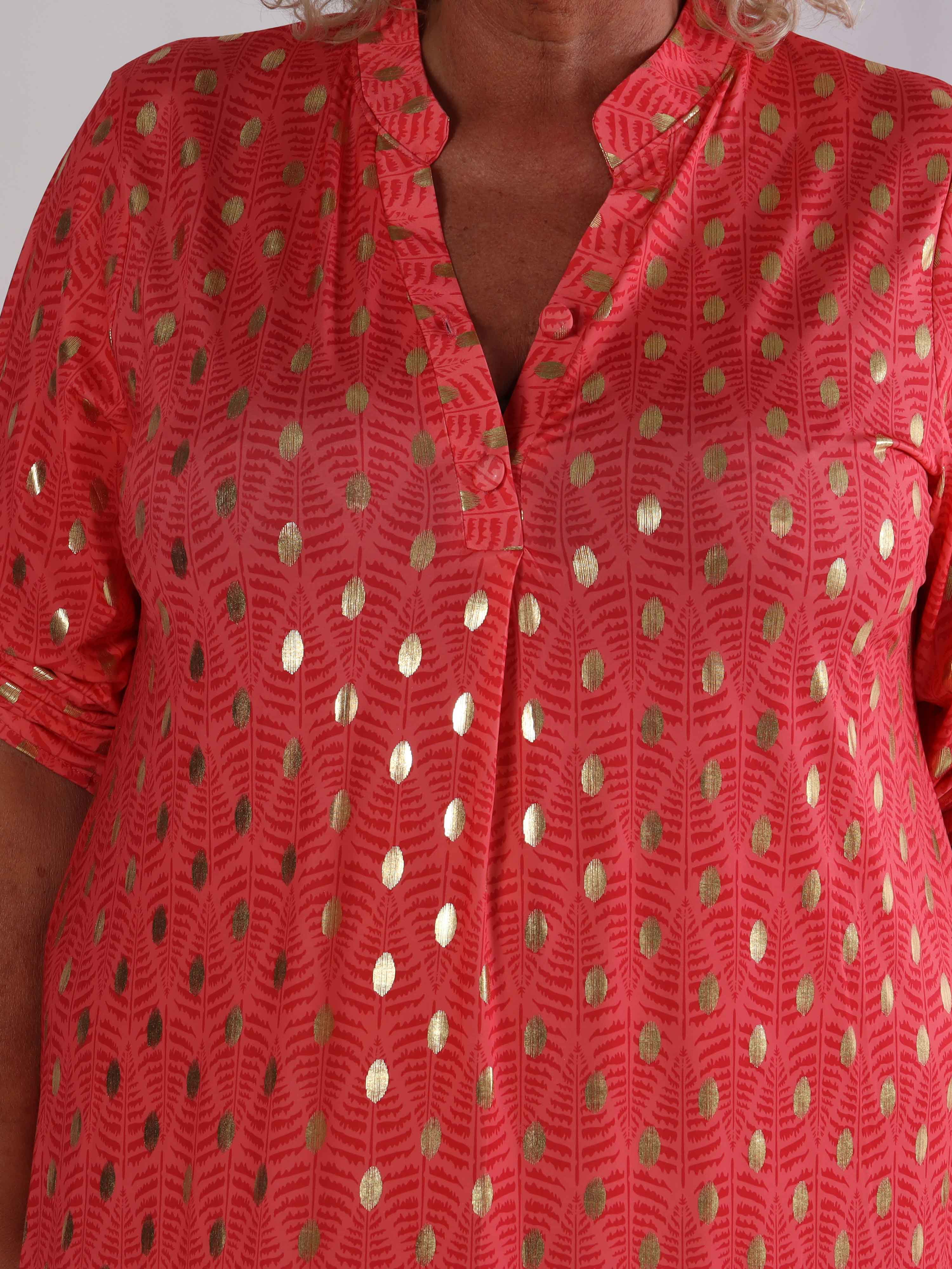 Ebba Forest Gold Long - Plus size klänning med fint bladmönster och guldprickar