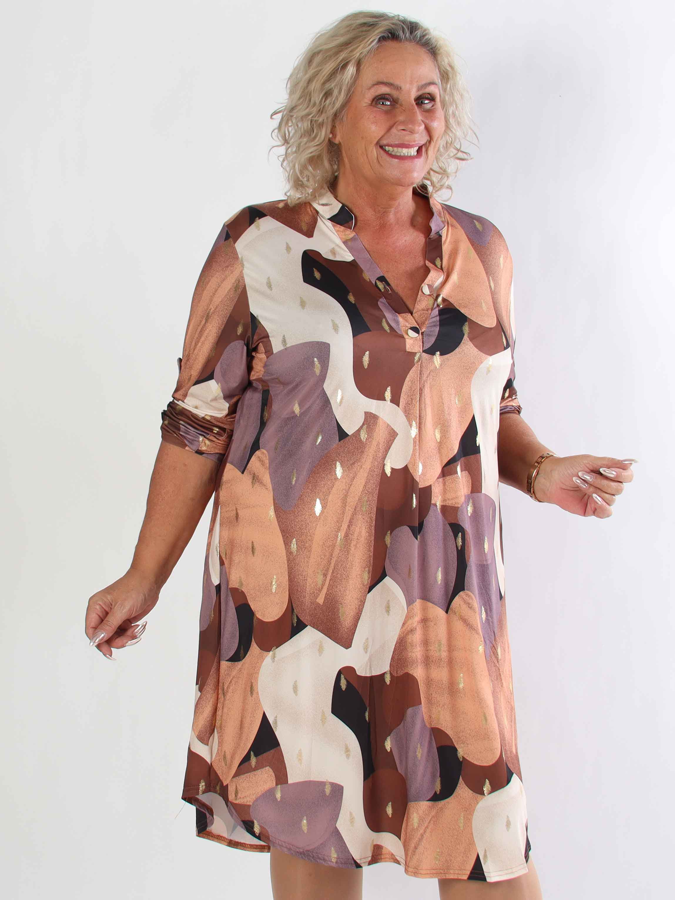 Ebba Glow Gold - Flerfärgad elastisk plus size klänning med gulddetaljer