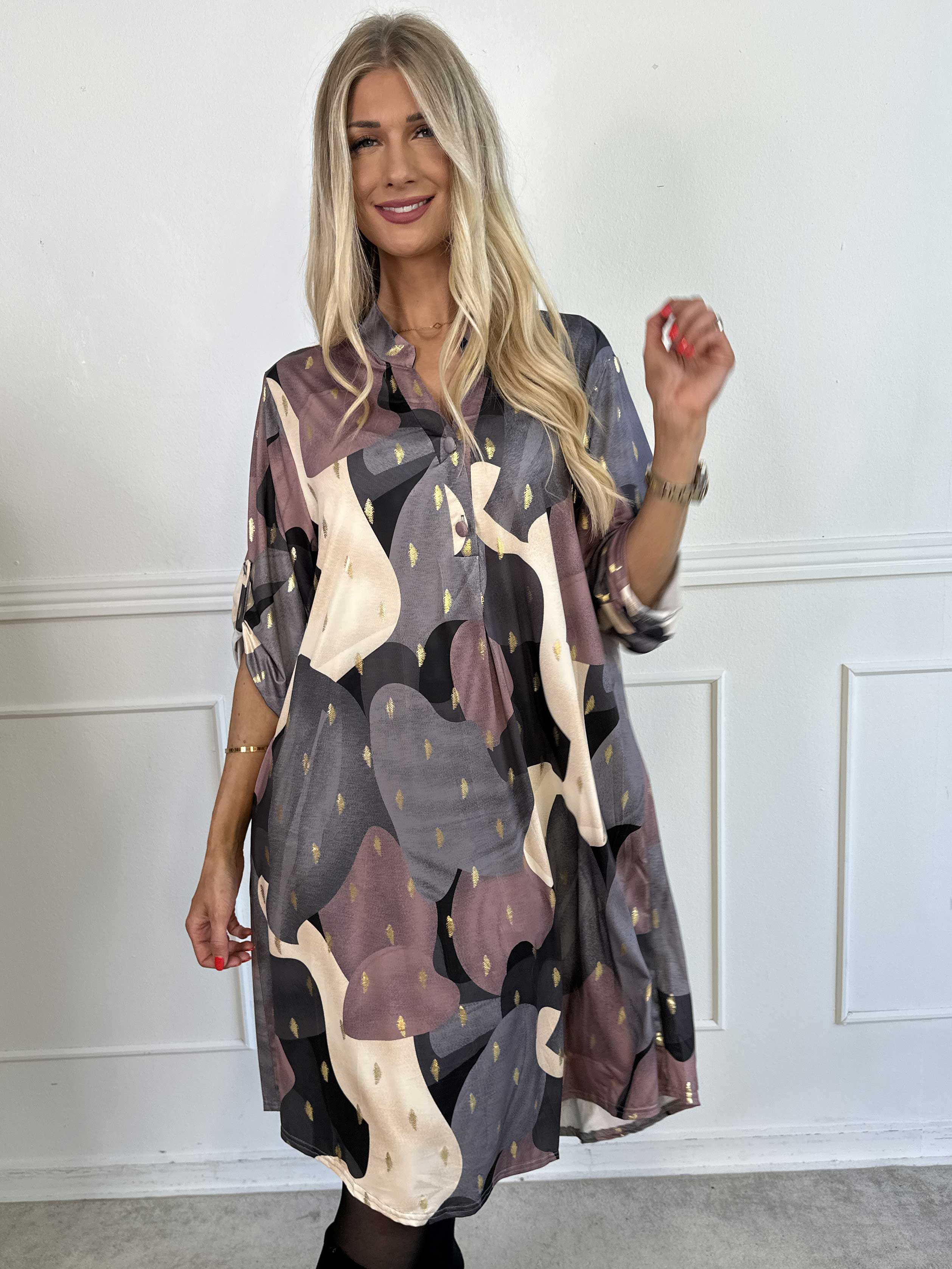 Ebba Glow Gold - Flerfärgad elastisk klänning med gulddetaljer