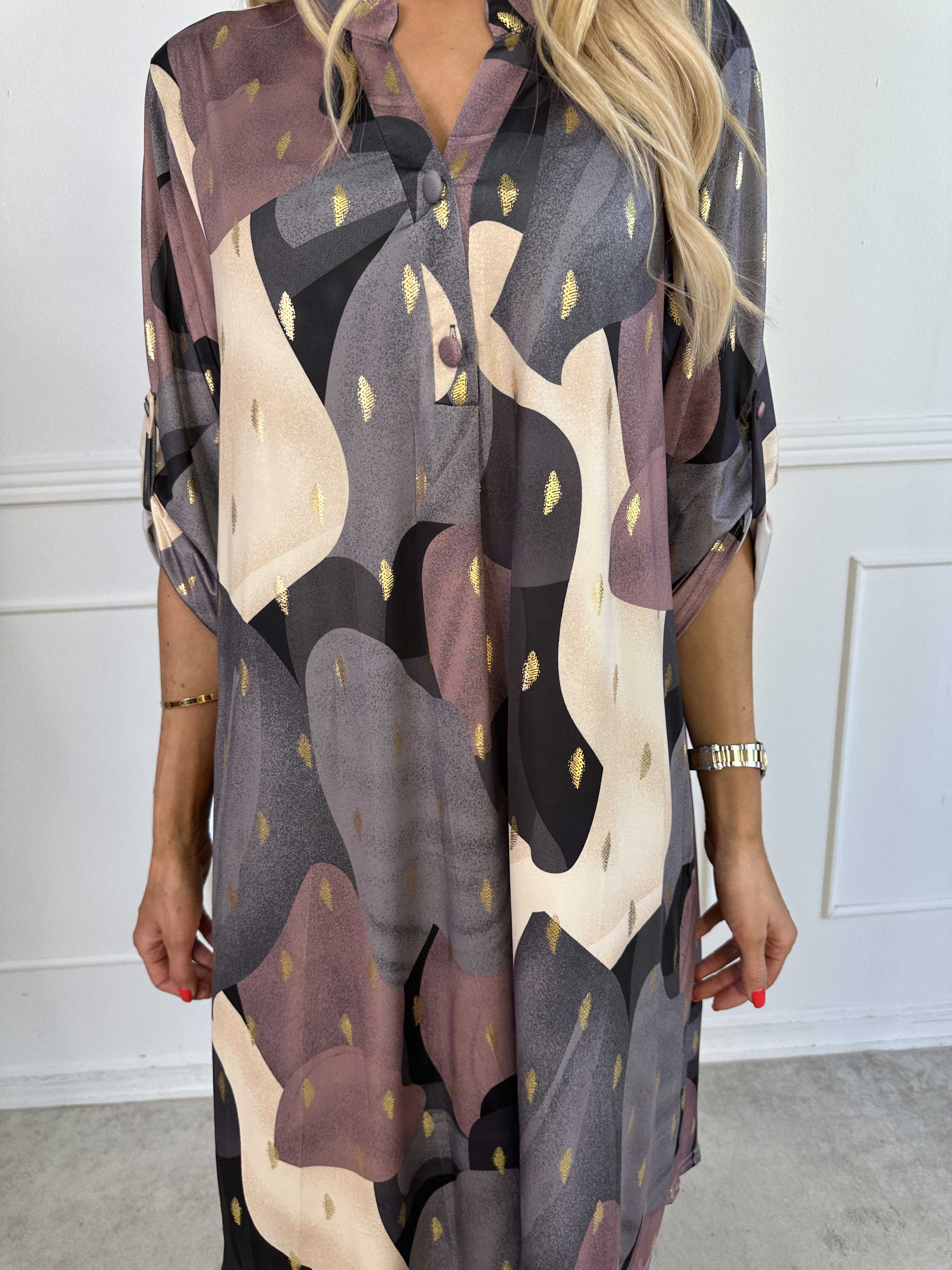 Ebba Glow Gold - Flerfärgad elastisk klänning med gulddetaljer