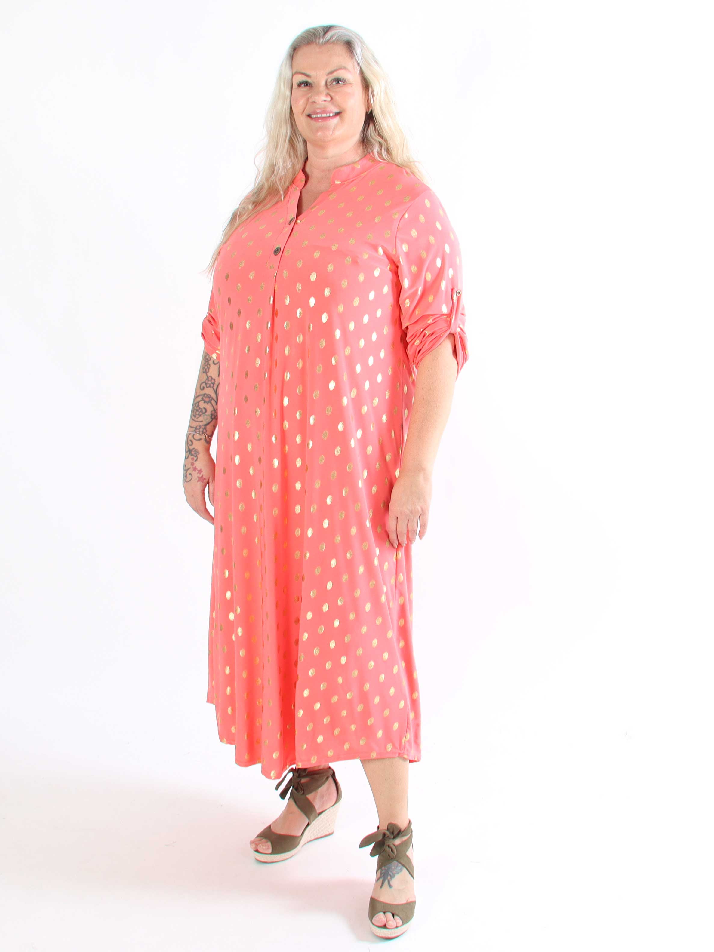 Ebba Gold Dress - Elastisk långklänning i plusstorlek med guldprickar