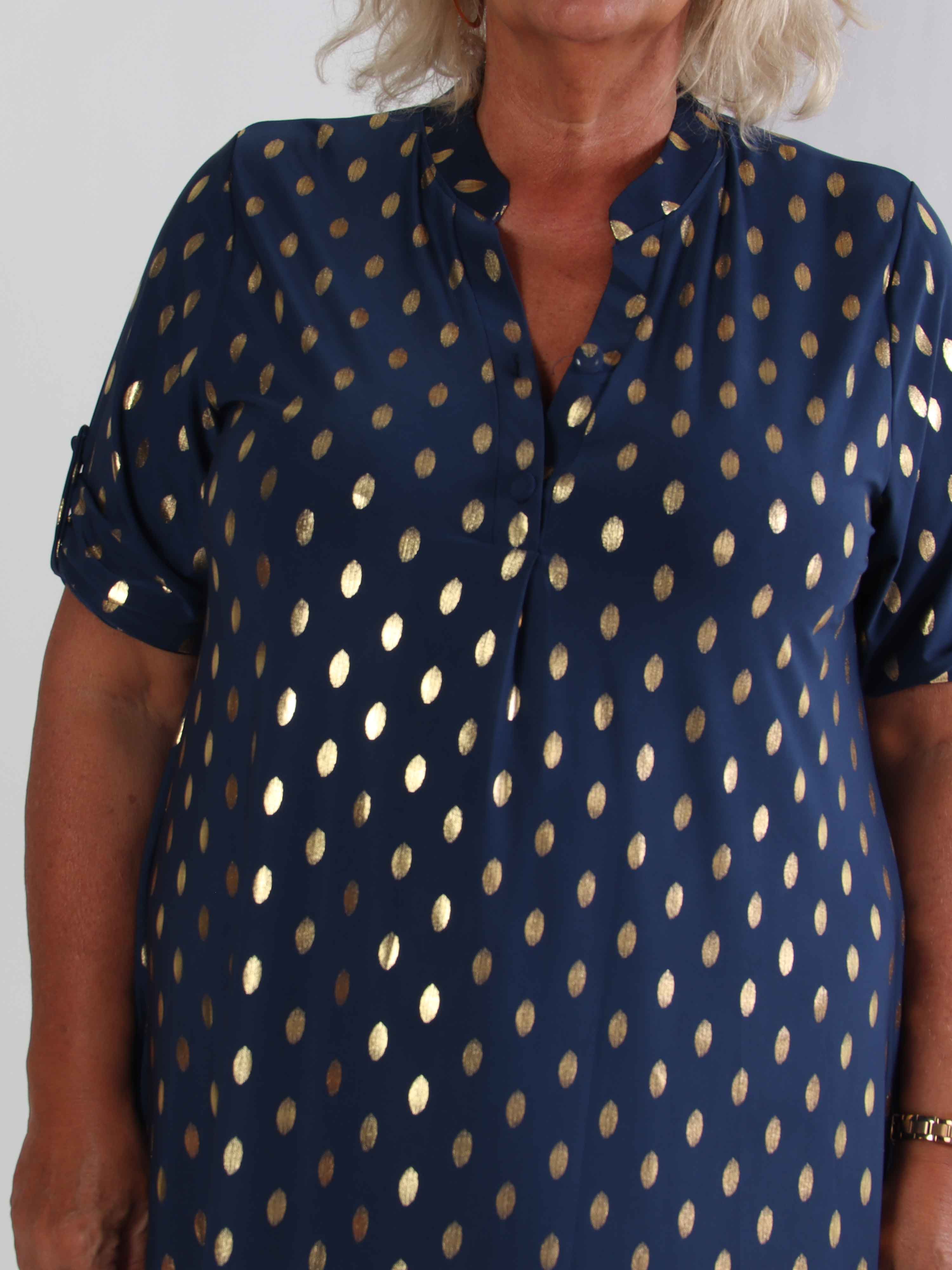 Ebba Gold Long - Elastisk plus size-klänning med guldprickar