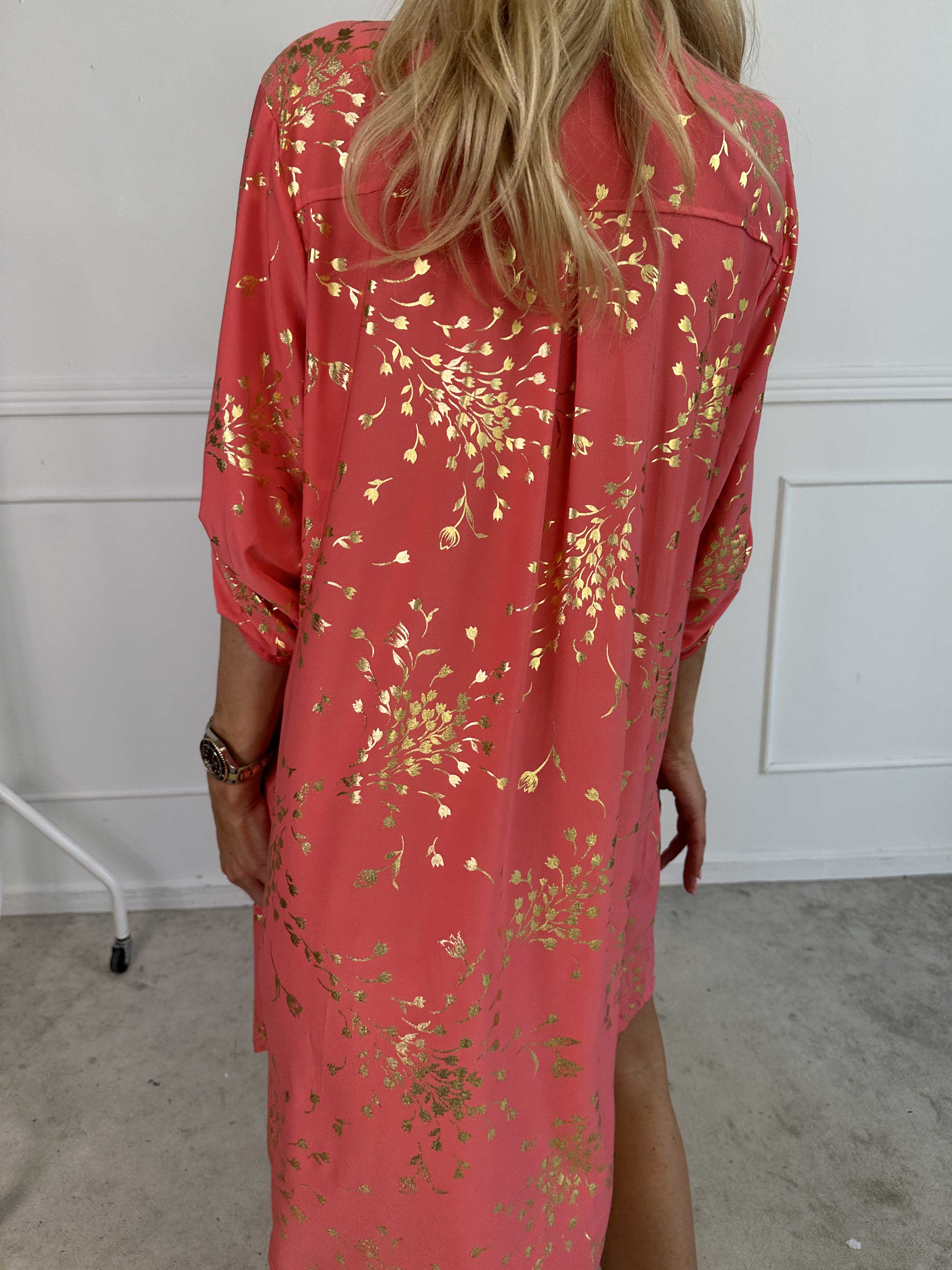 Ebba Gold Leaf Long - Elastisk enfärgad klänning med guld blommigt mönster