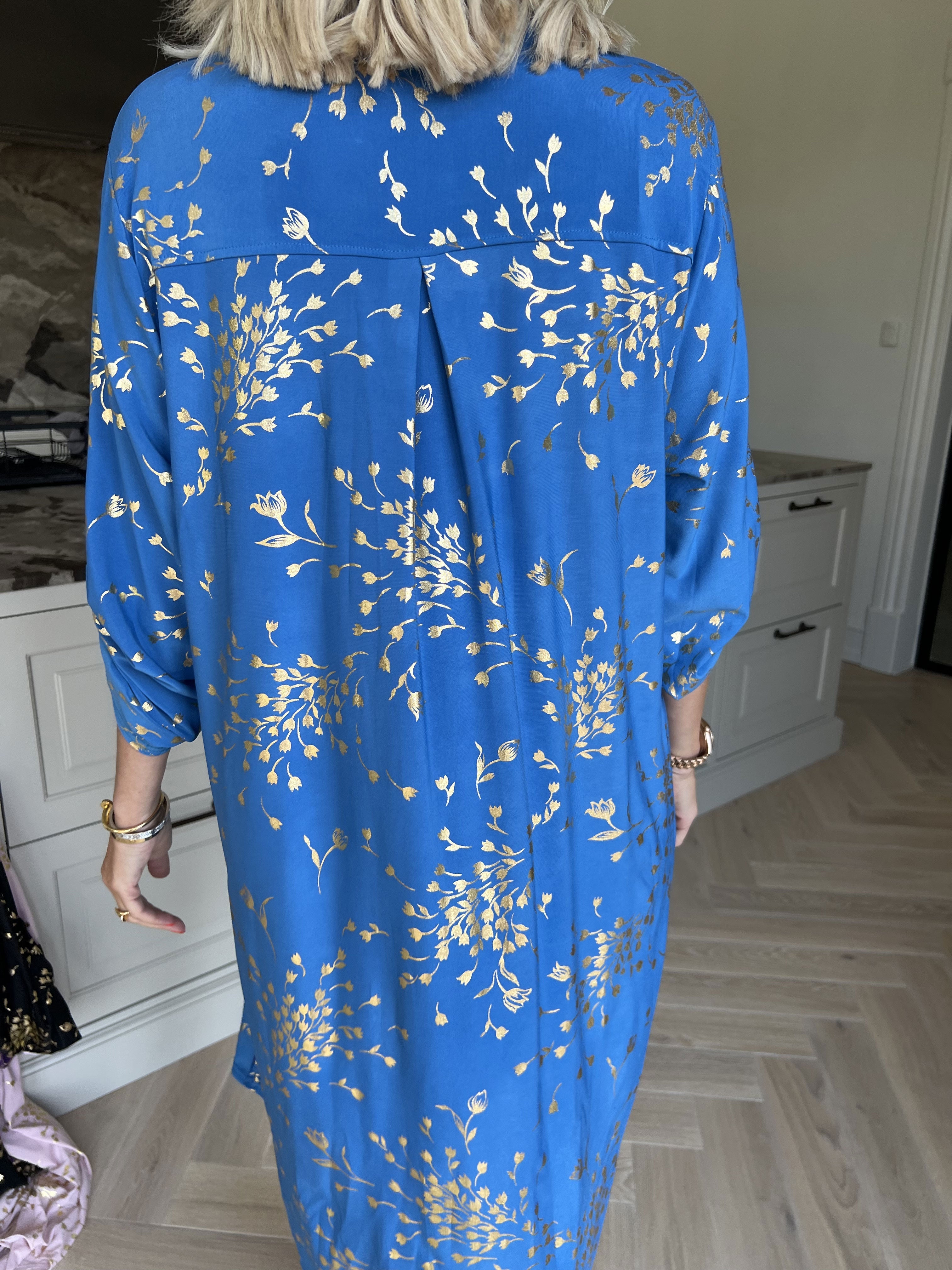 Ebba Gold Leaf Long - Elastisk enfärgad klänning med guld blommigt mönster