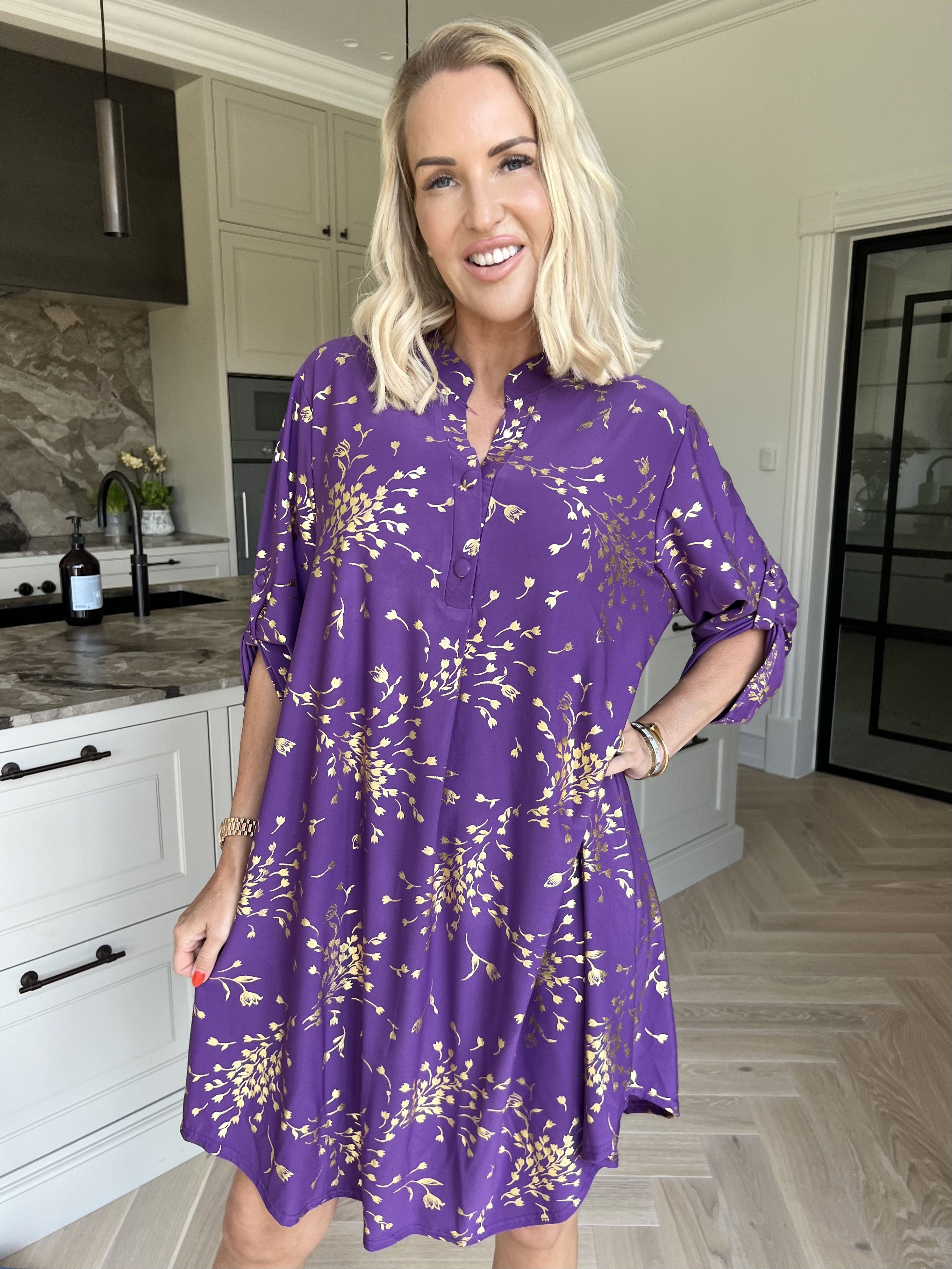 Ebba Gold Leaf Long - Elastisk enfärgad klänning med guld blommigt mönster