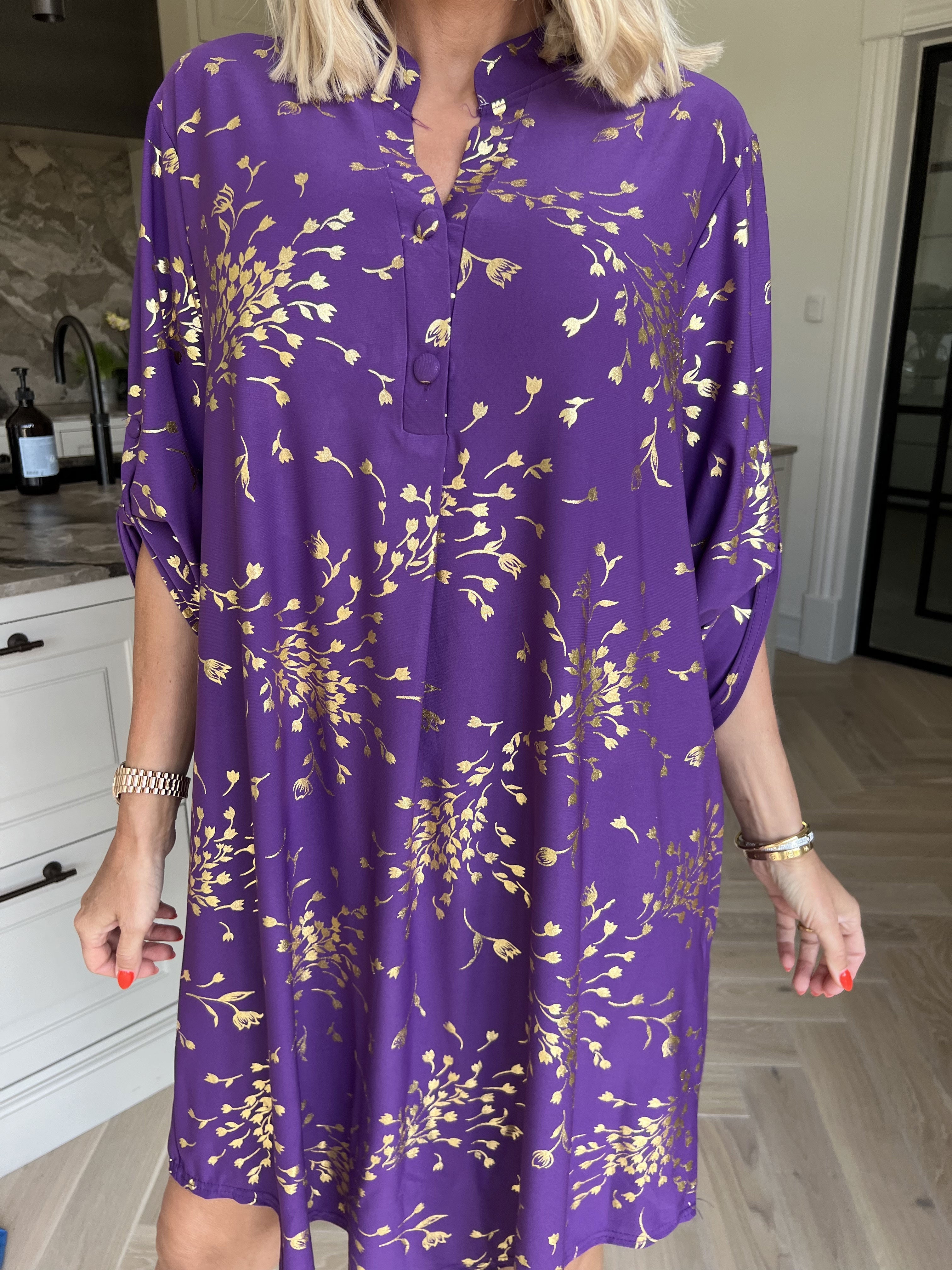 Ebba Gold Leaf Long - Elastisk enfärgad klänning med guld blommigt mönster