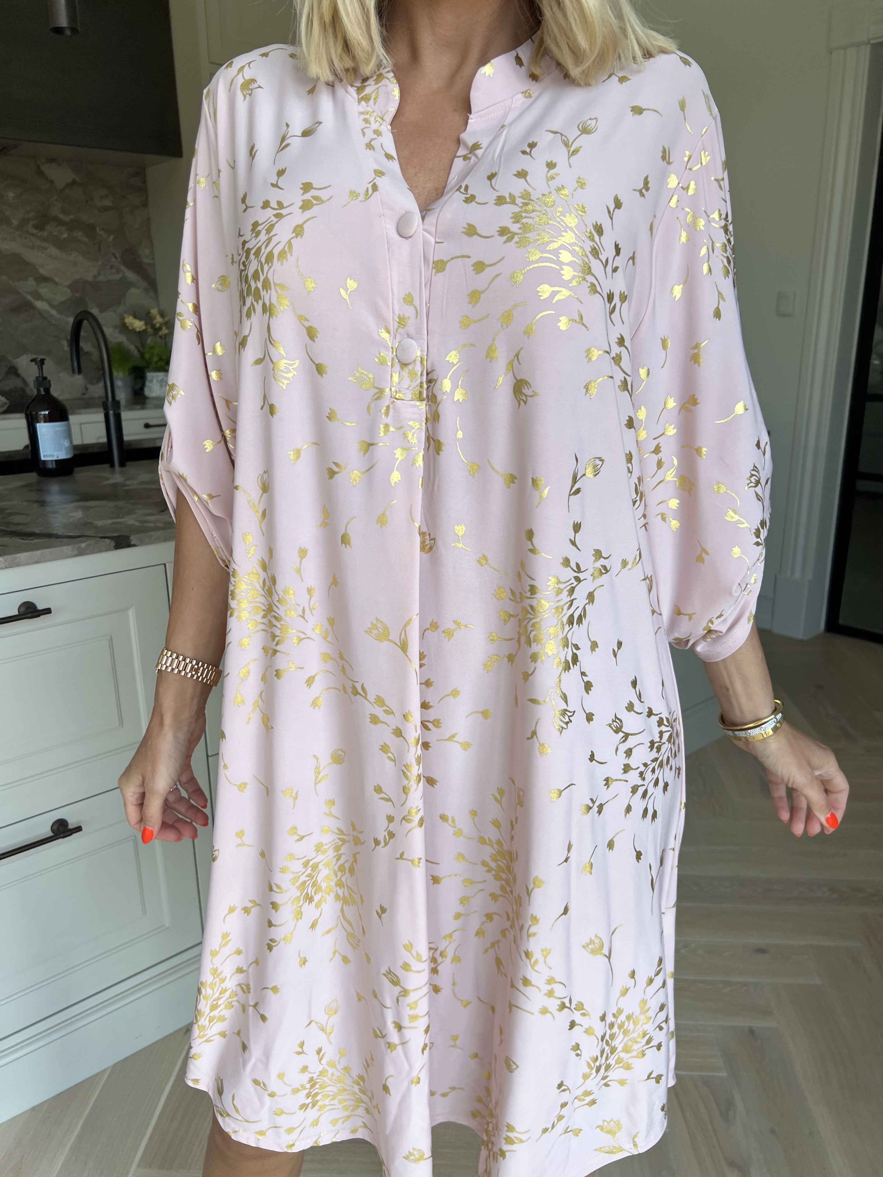 Ebba Gold Leaf Long - Elastisk enfärgad klänning med guld blommigt mönster