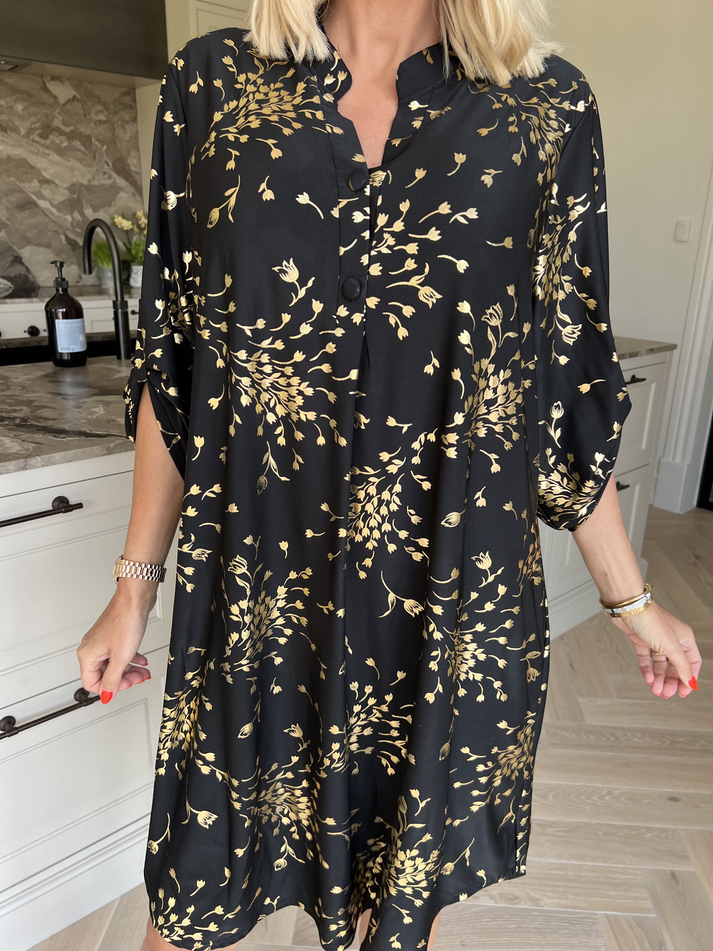 Ebba Gold Leaf Long - Elastisk enfärgad klänning med guld blommigt mönster