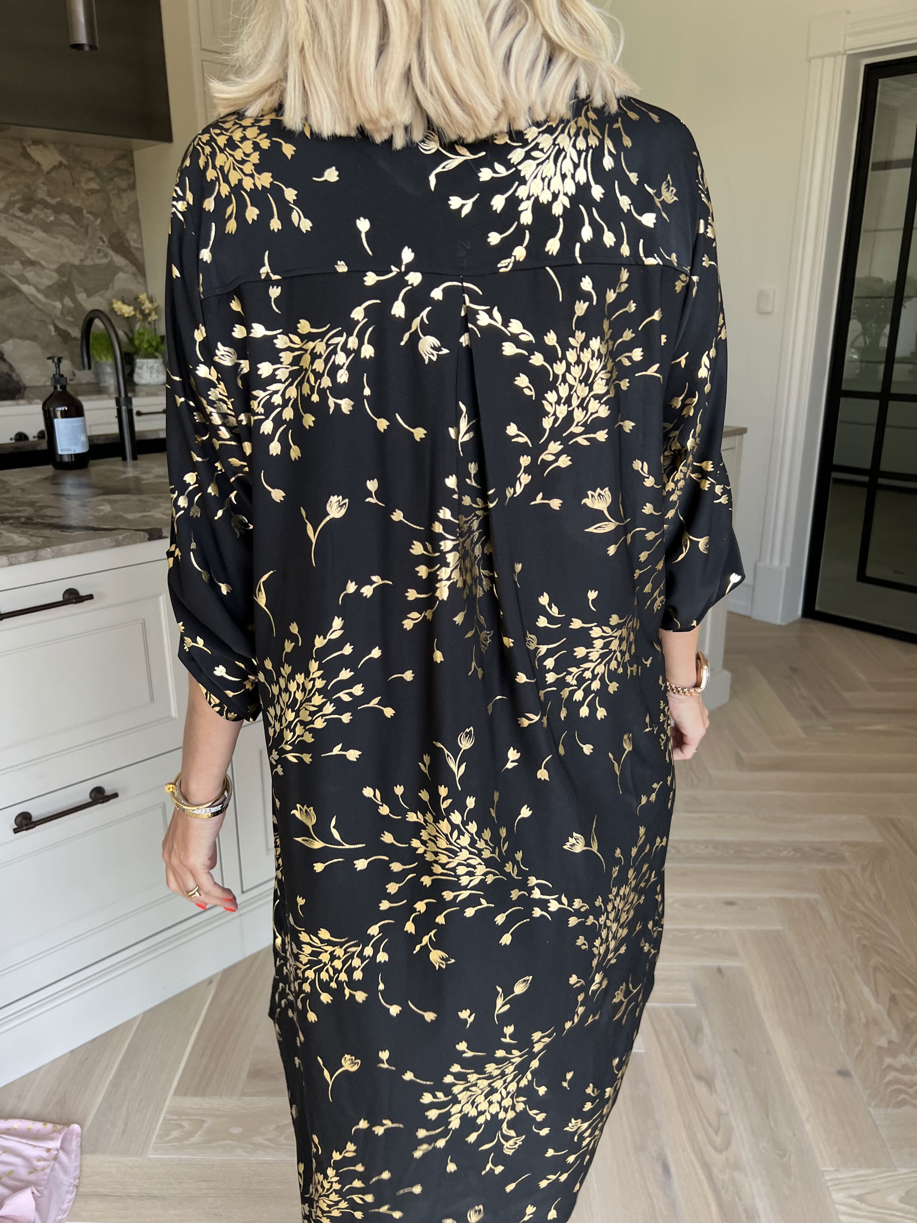 Ebba Gold Leaf Long - Elastisk enfärgad klänning med guld blommigt mönster