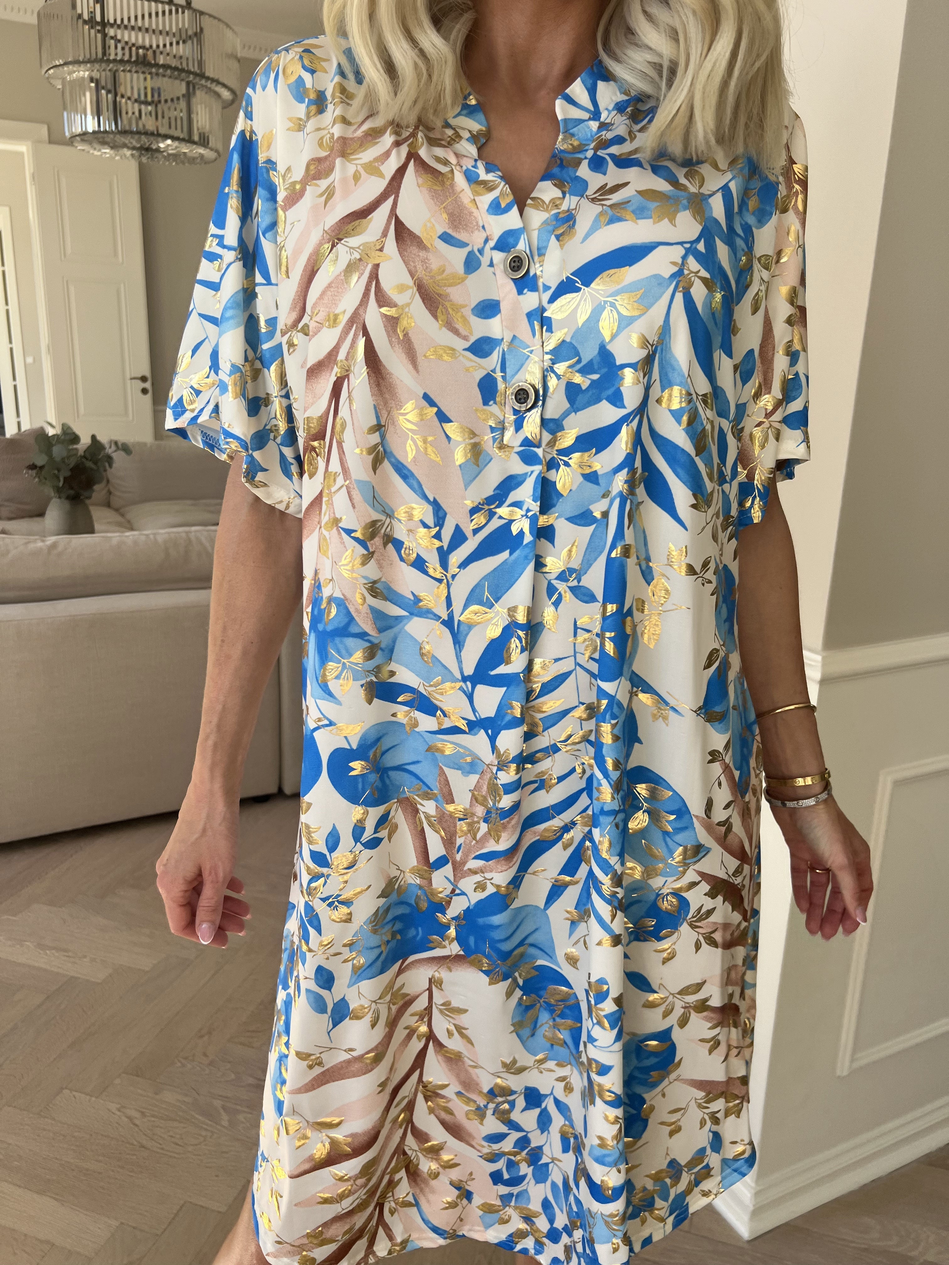 Ebba Gold Leaf Sleeveless - Skjortklänning i stretchigt tyg med bladtryck