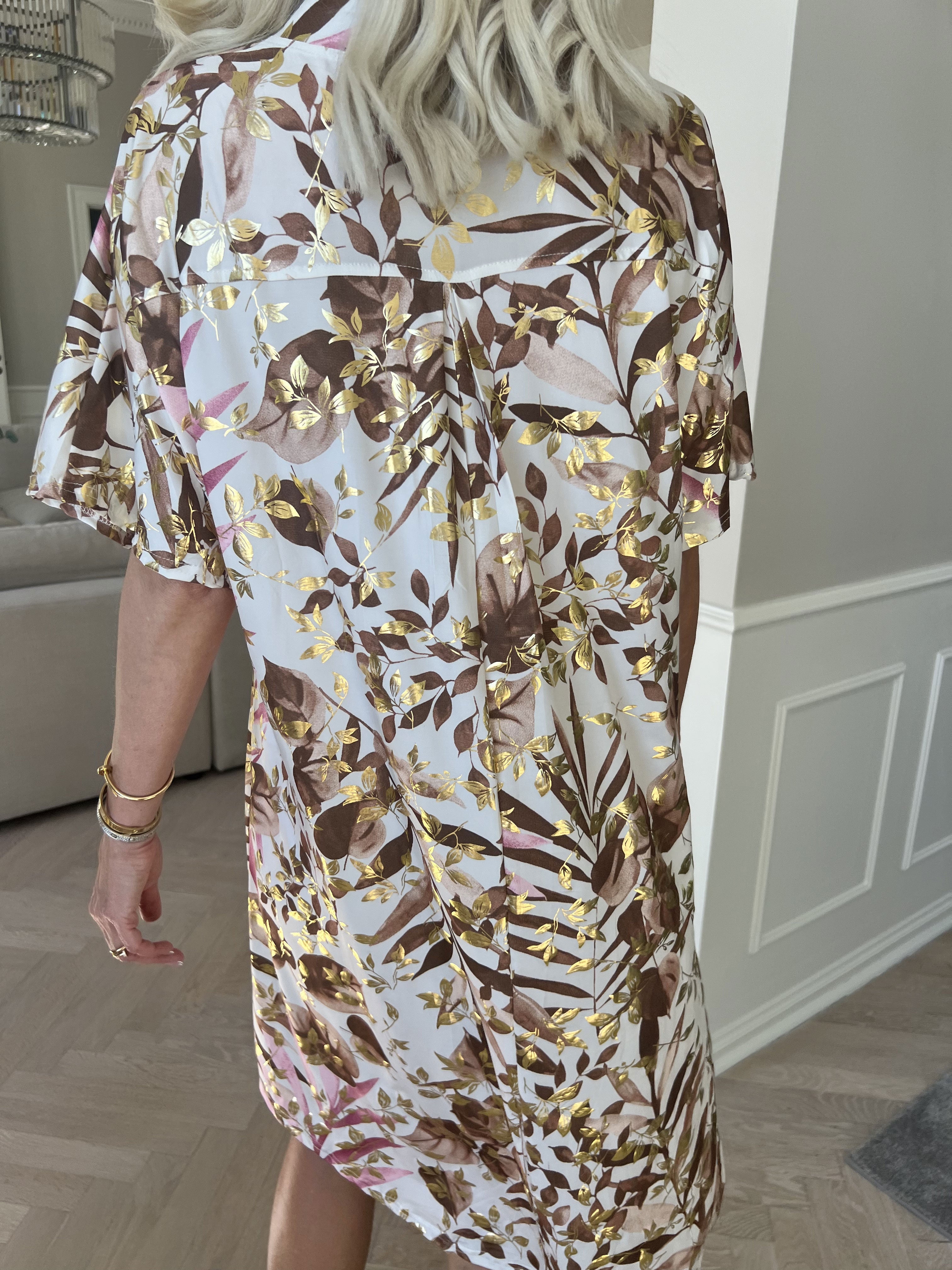 Ebba Gold Leaf Sleeveless - Skjortklänning i stretchigt tyg med bladtryck