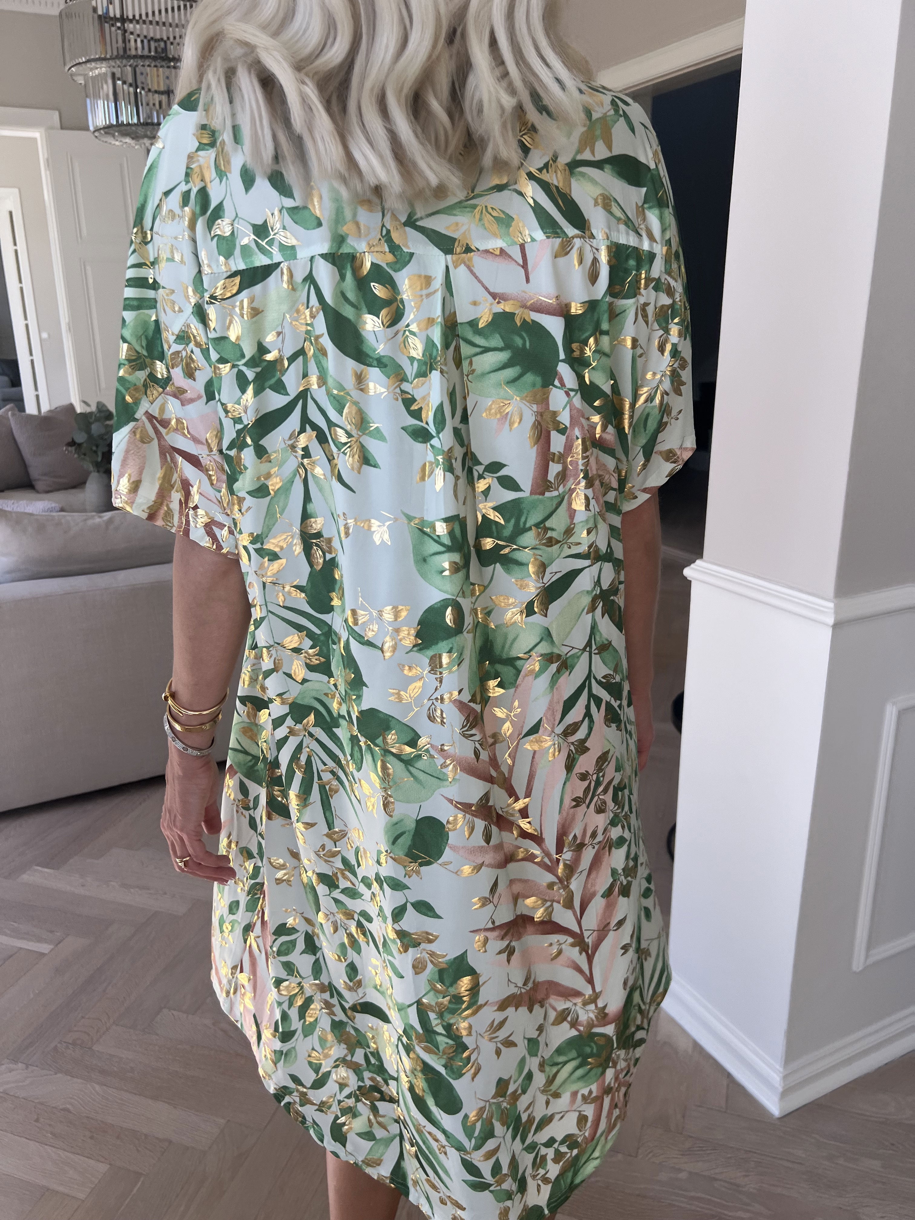 Ebba Gold Leaf Sleeveless - Skjortklänning i stretchigt tyg med bladtryck