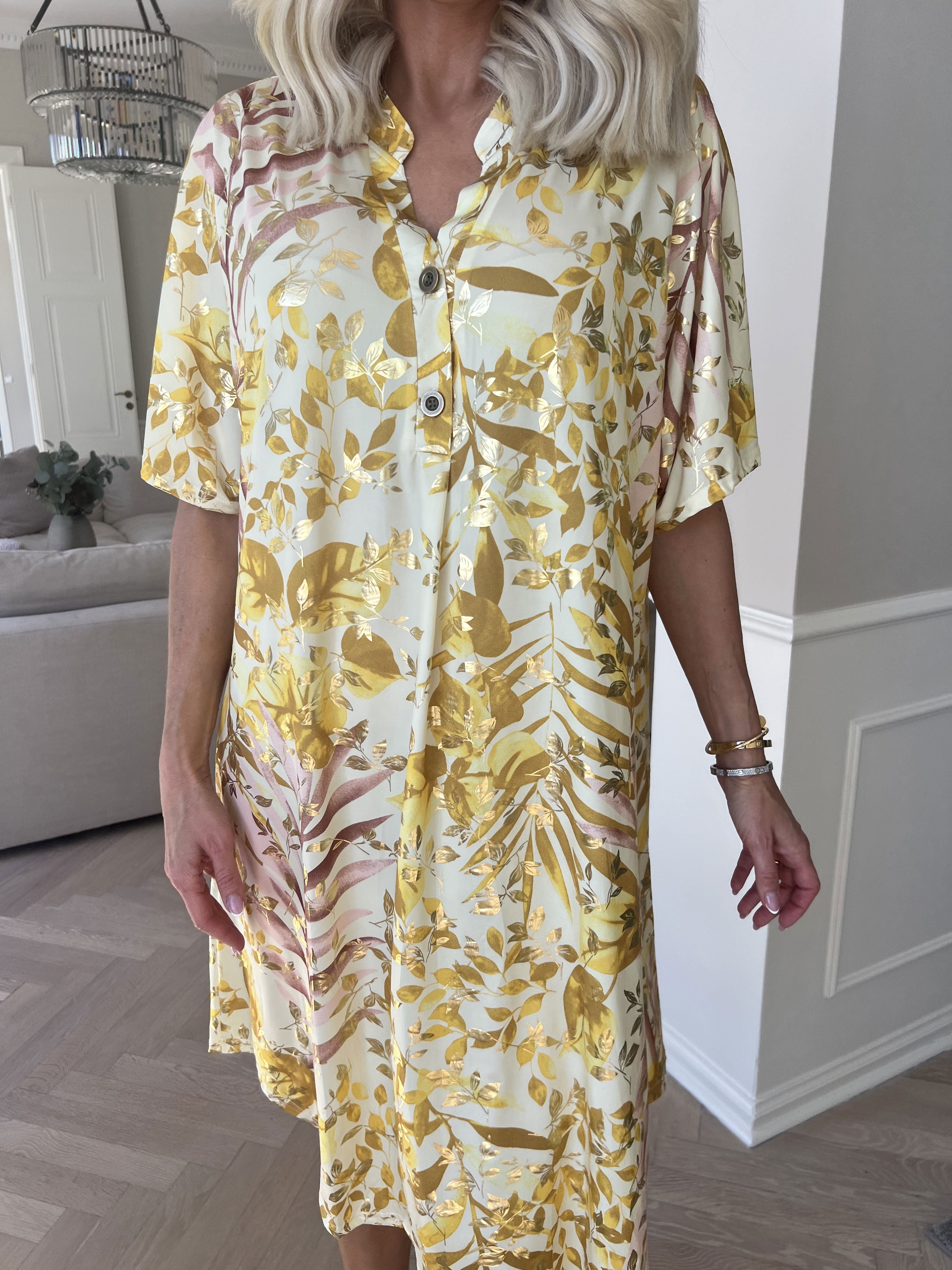 Ebba Gold Leaf Sleeveless - Skjortklänning i stretchigt tyg med bladtryck