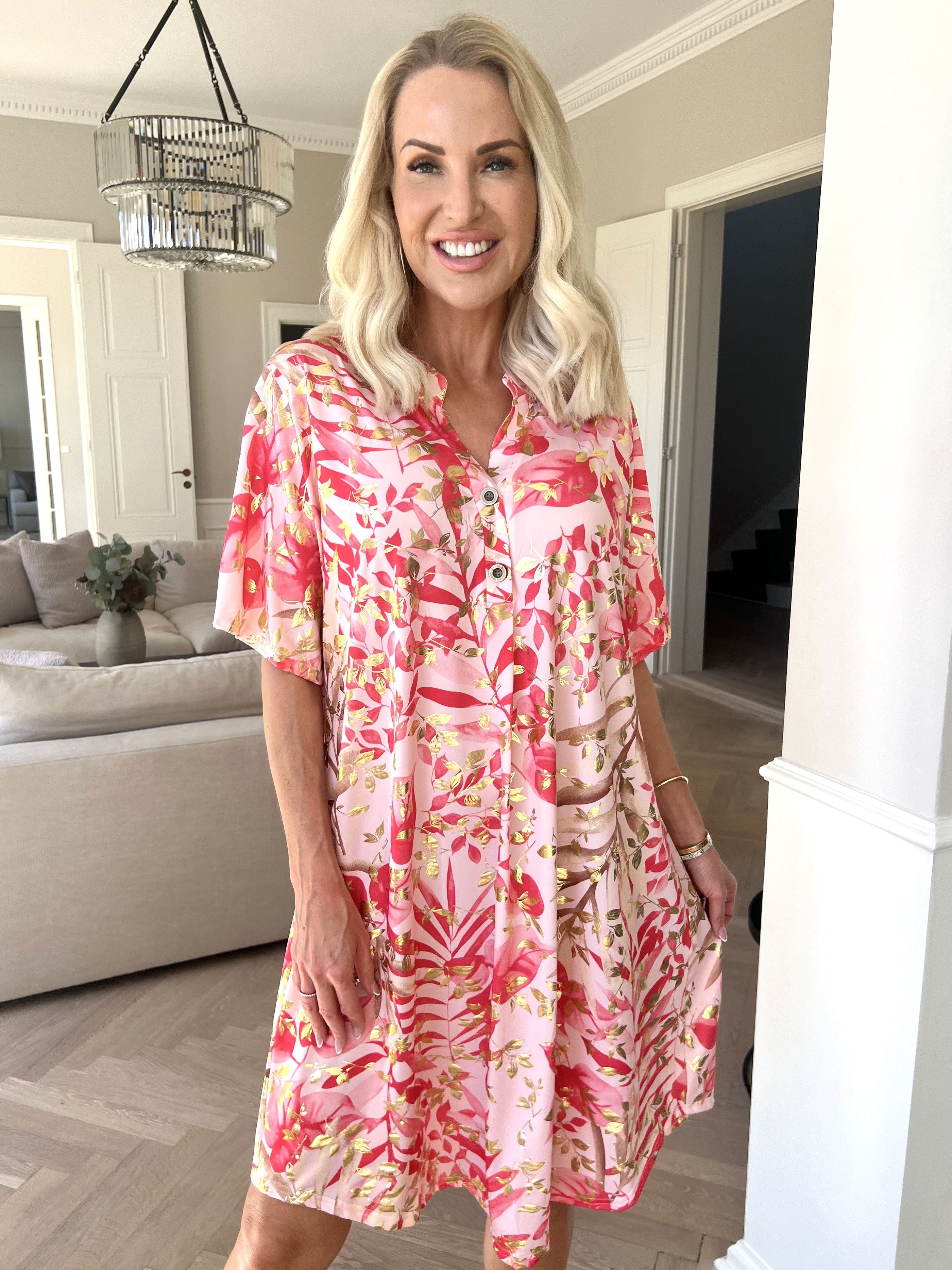 Ebba Gold Leaf Sleeveless - Skjortklänning i stretchigt tyg med bladtryck