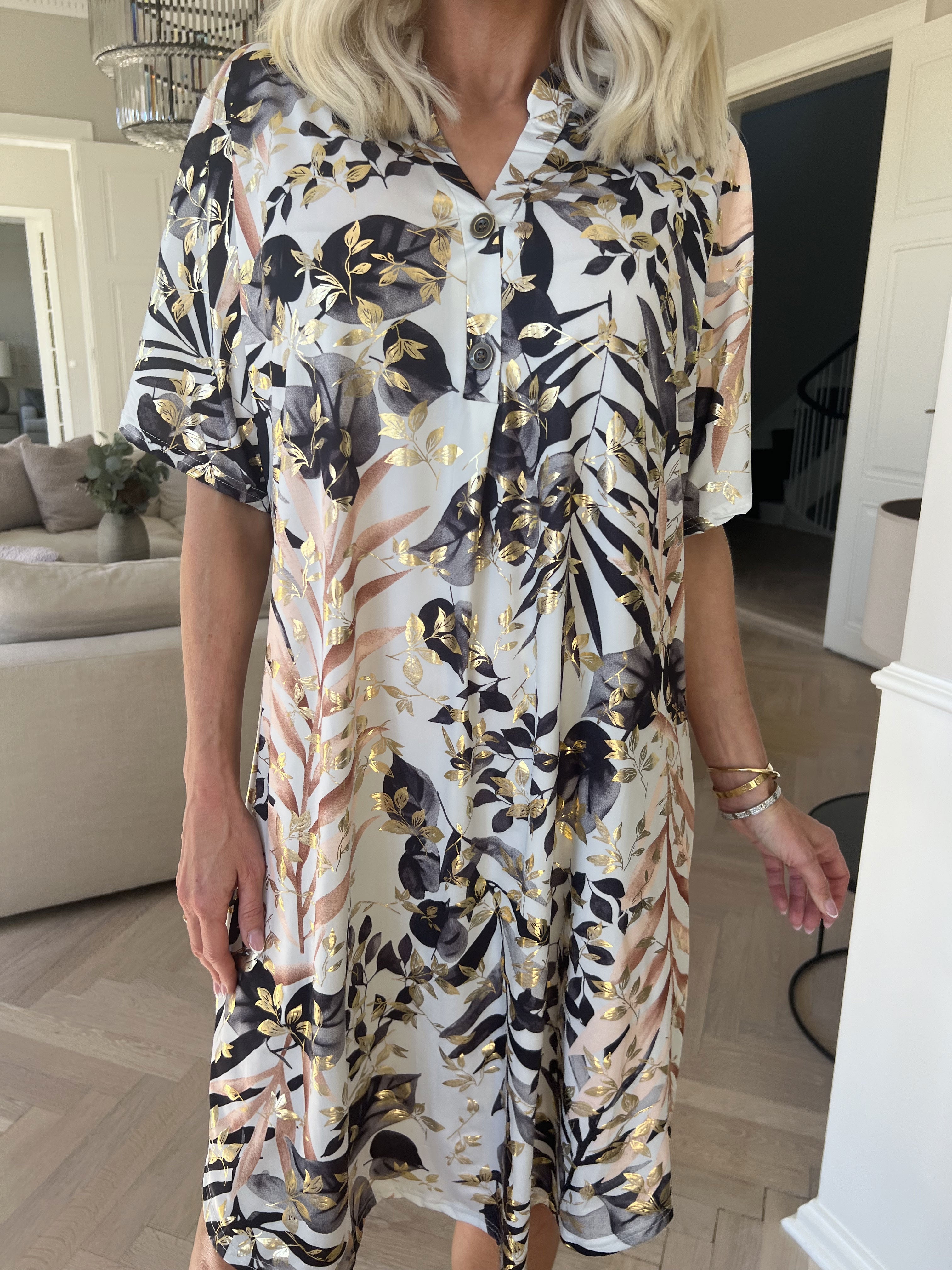 Ebba Gold Leaf Sleeveless - Skjortklänning i stretchigt tyg med bladtryck