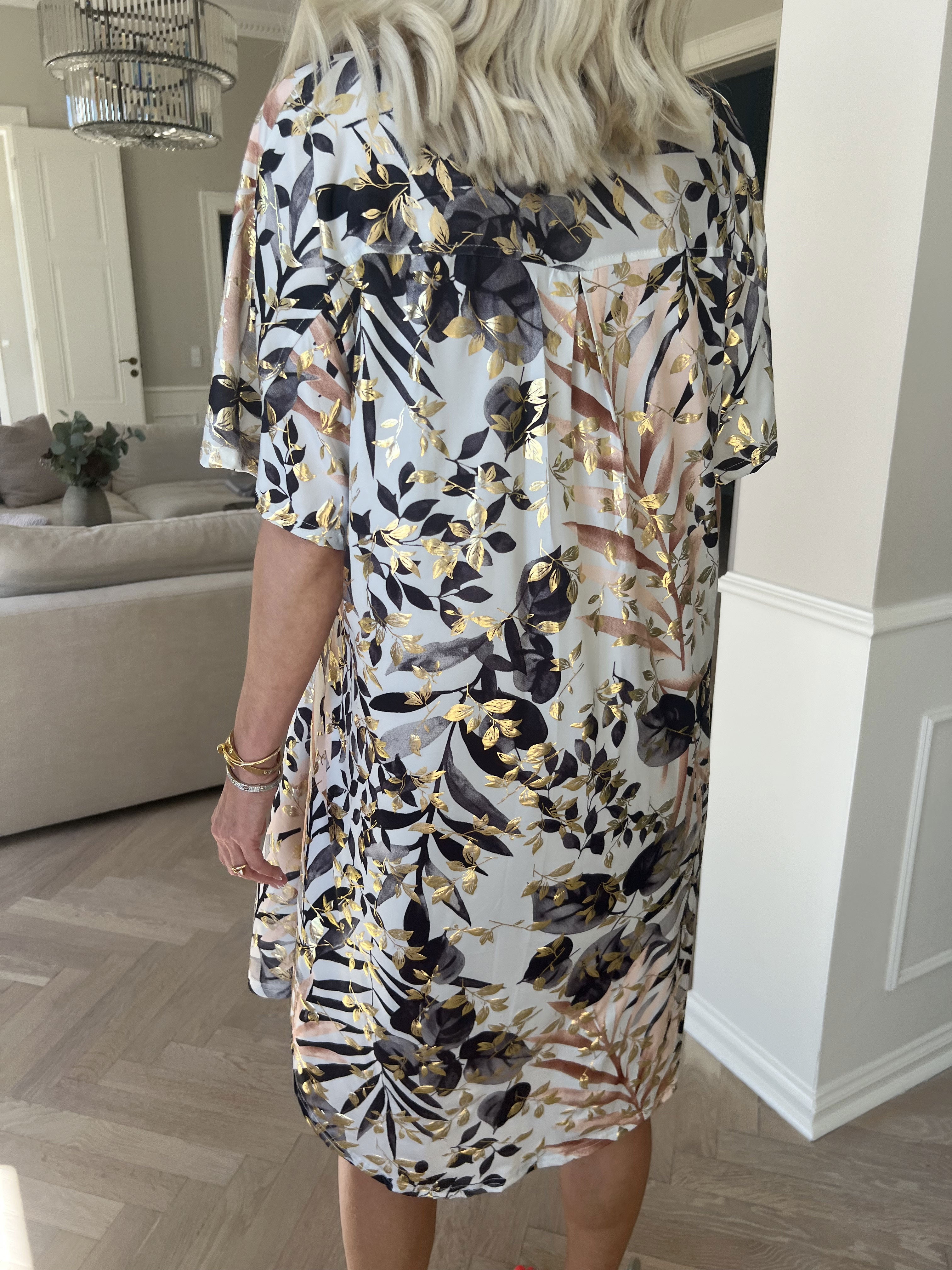 Ebba Gold Leaf Sleeveless - Skjortklänning i stretchigt tyg med bladtryck