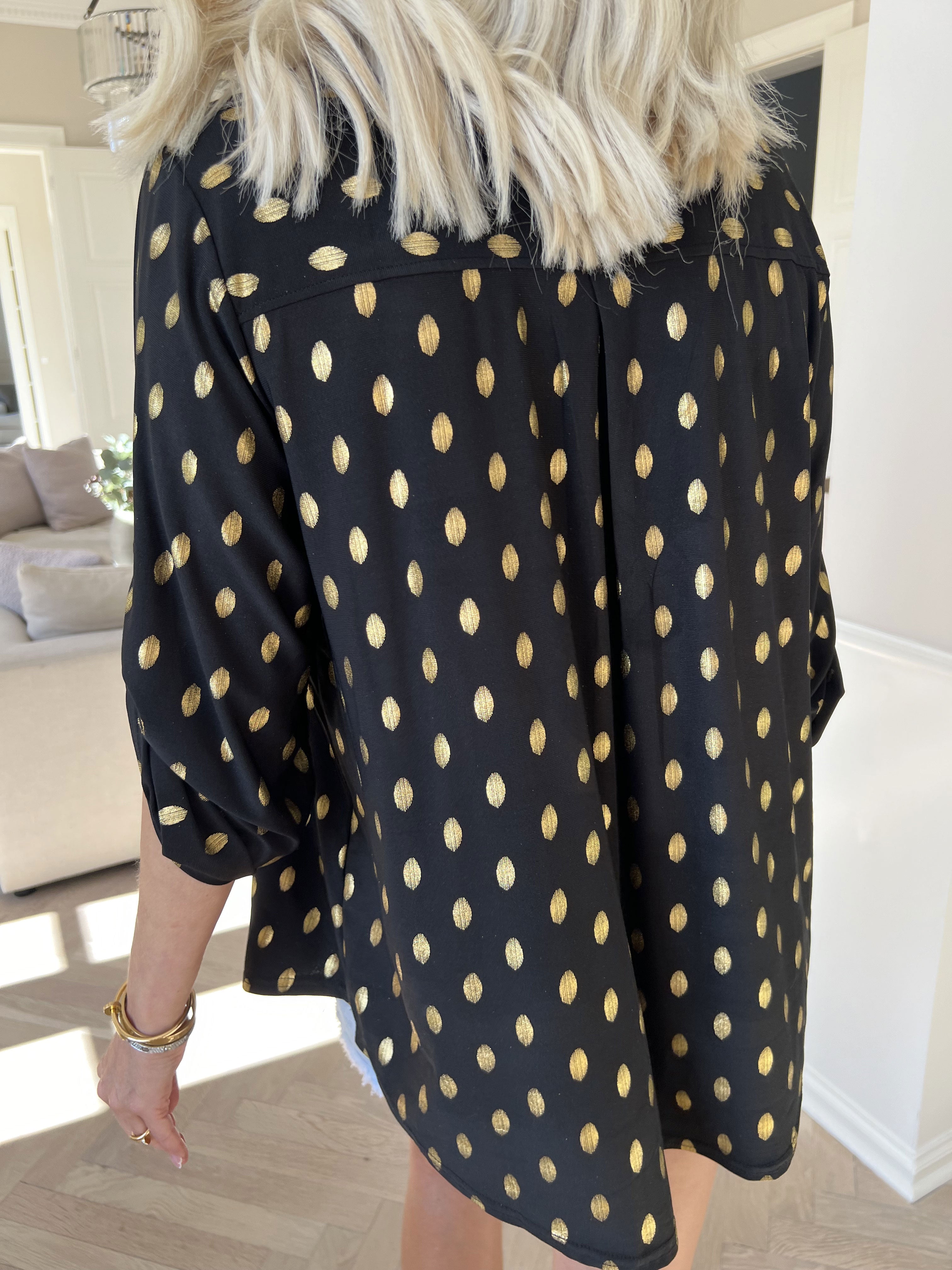 Ebba Gold Shirt - Elastisk blus med guld prickar