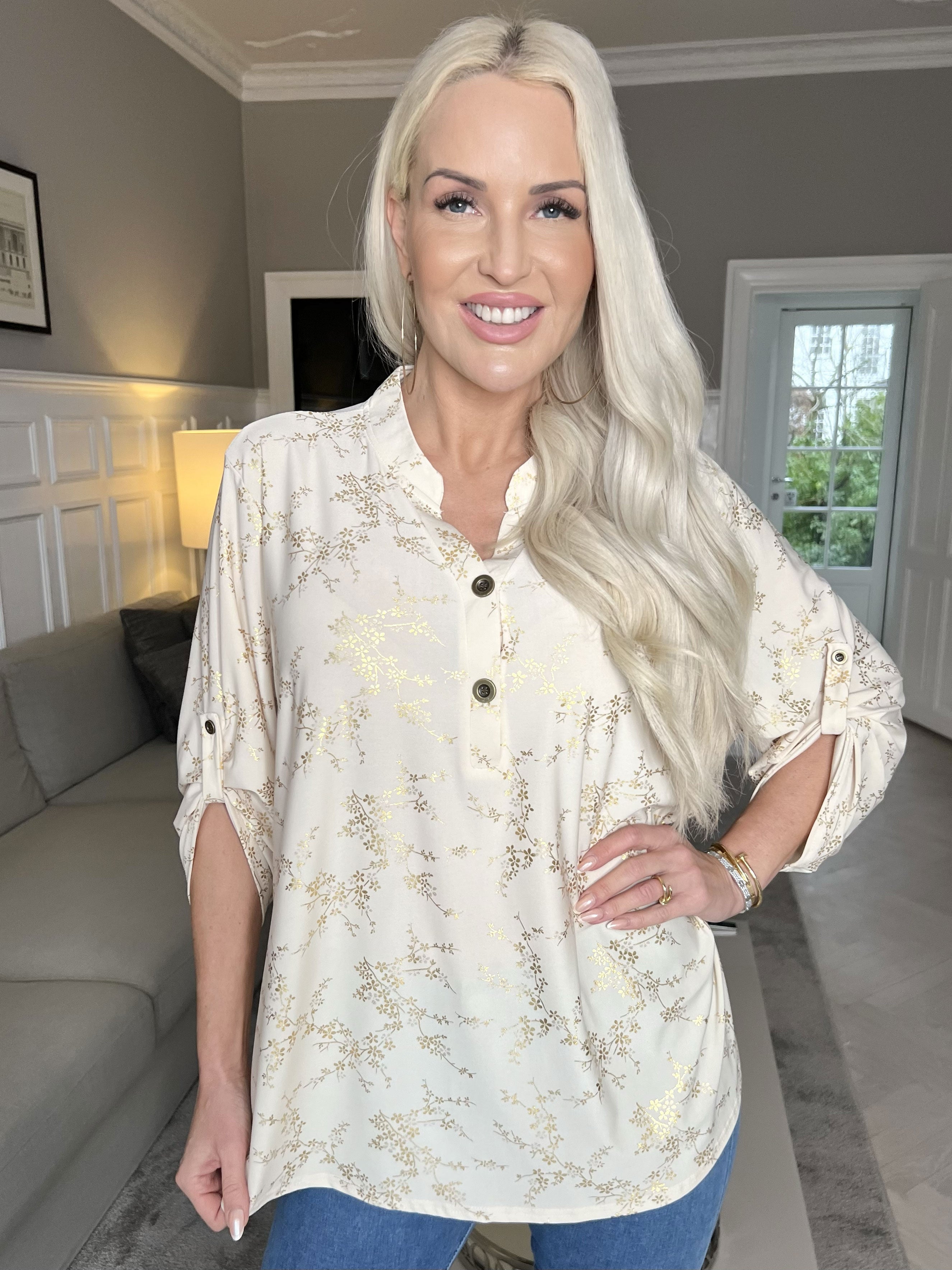 Ebba Gold - Söt blus i stretchigt tyg med gulddetaljer