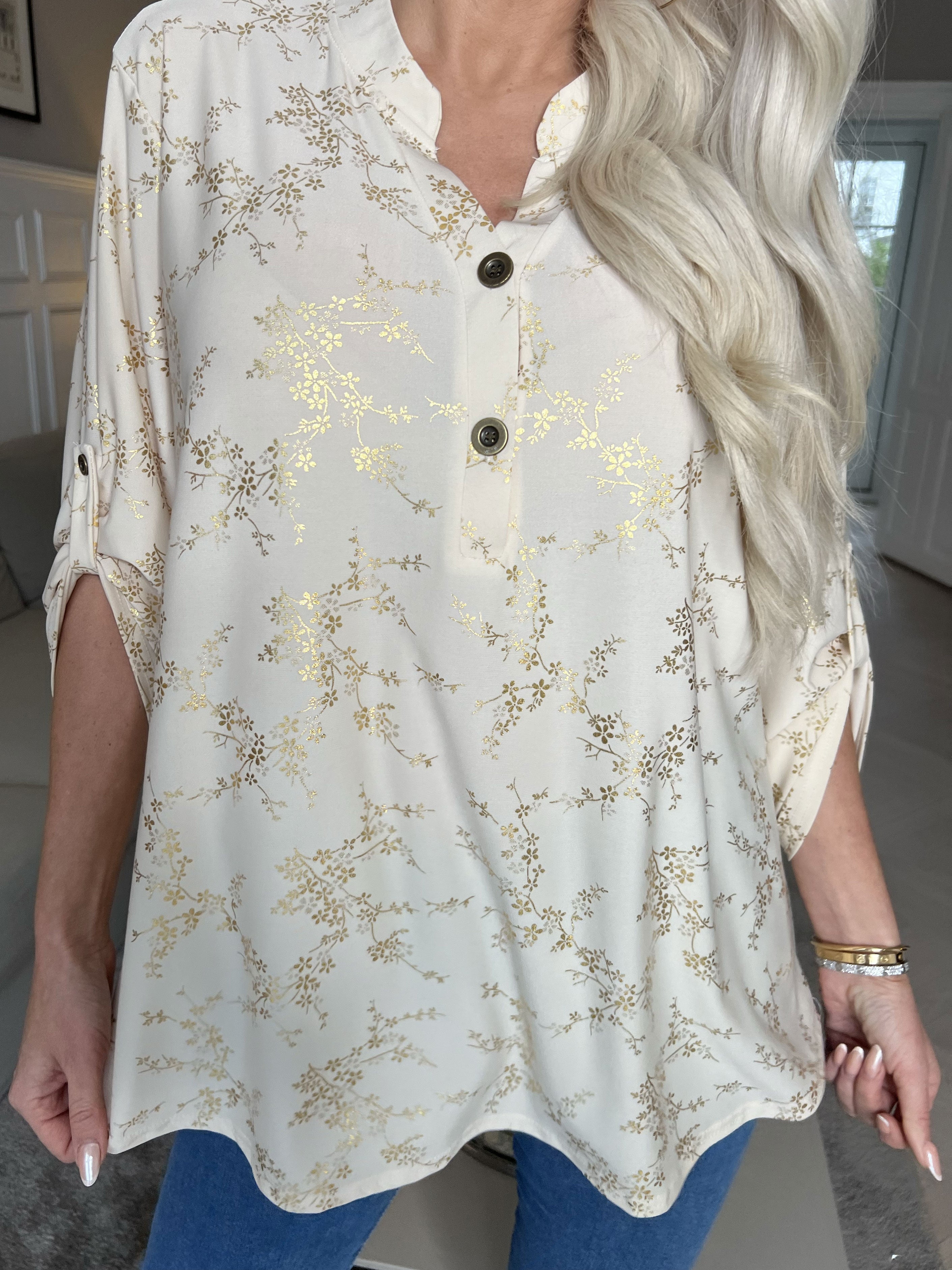 Ebba Gold - Söt blus i stretchigt tyg med gulddetaljer