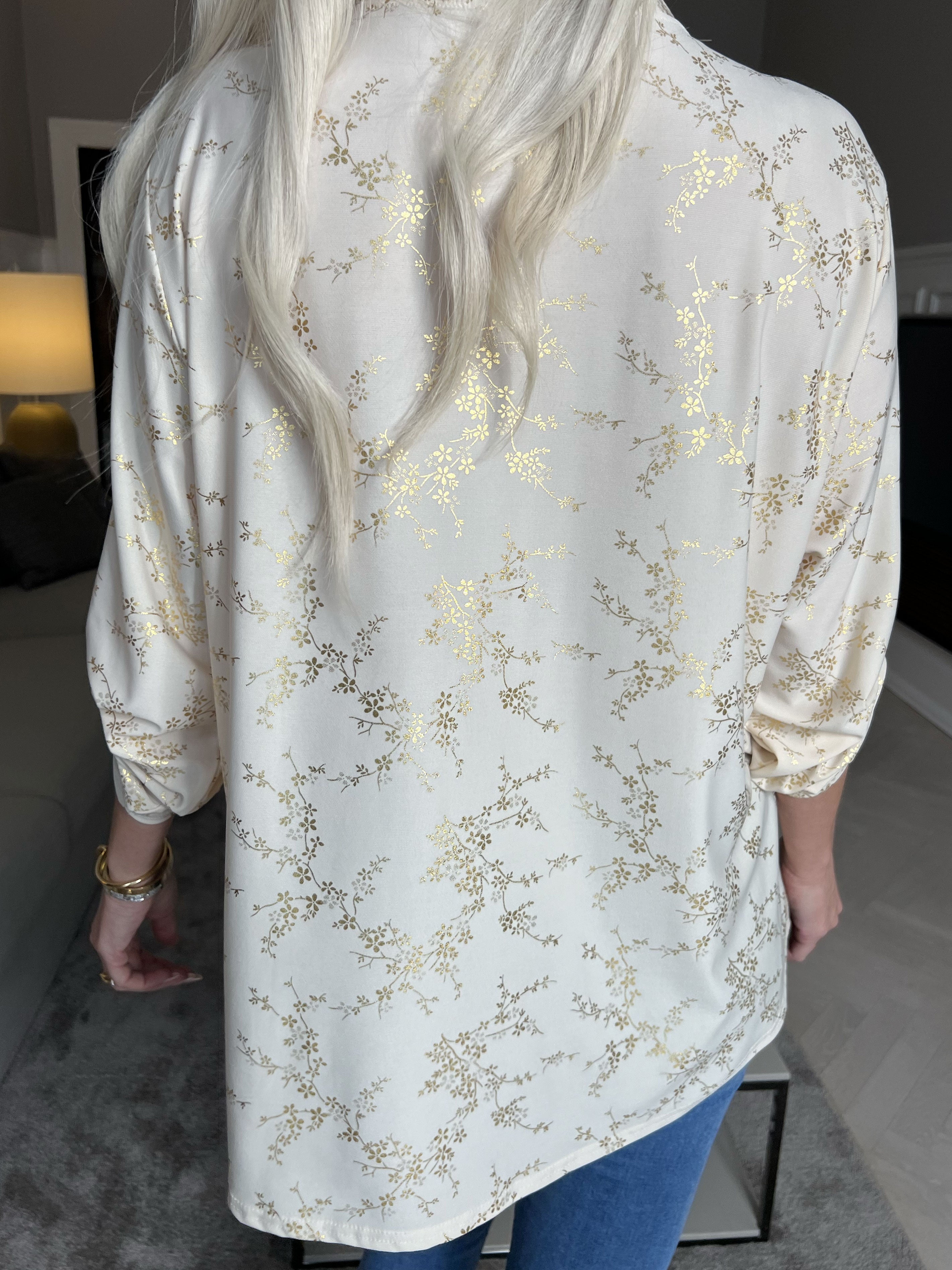 Ebba Gold - Söt blus i stretchigt tyg med gulddetaljer