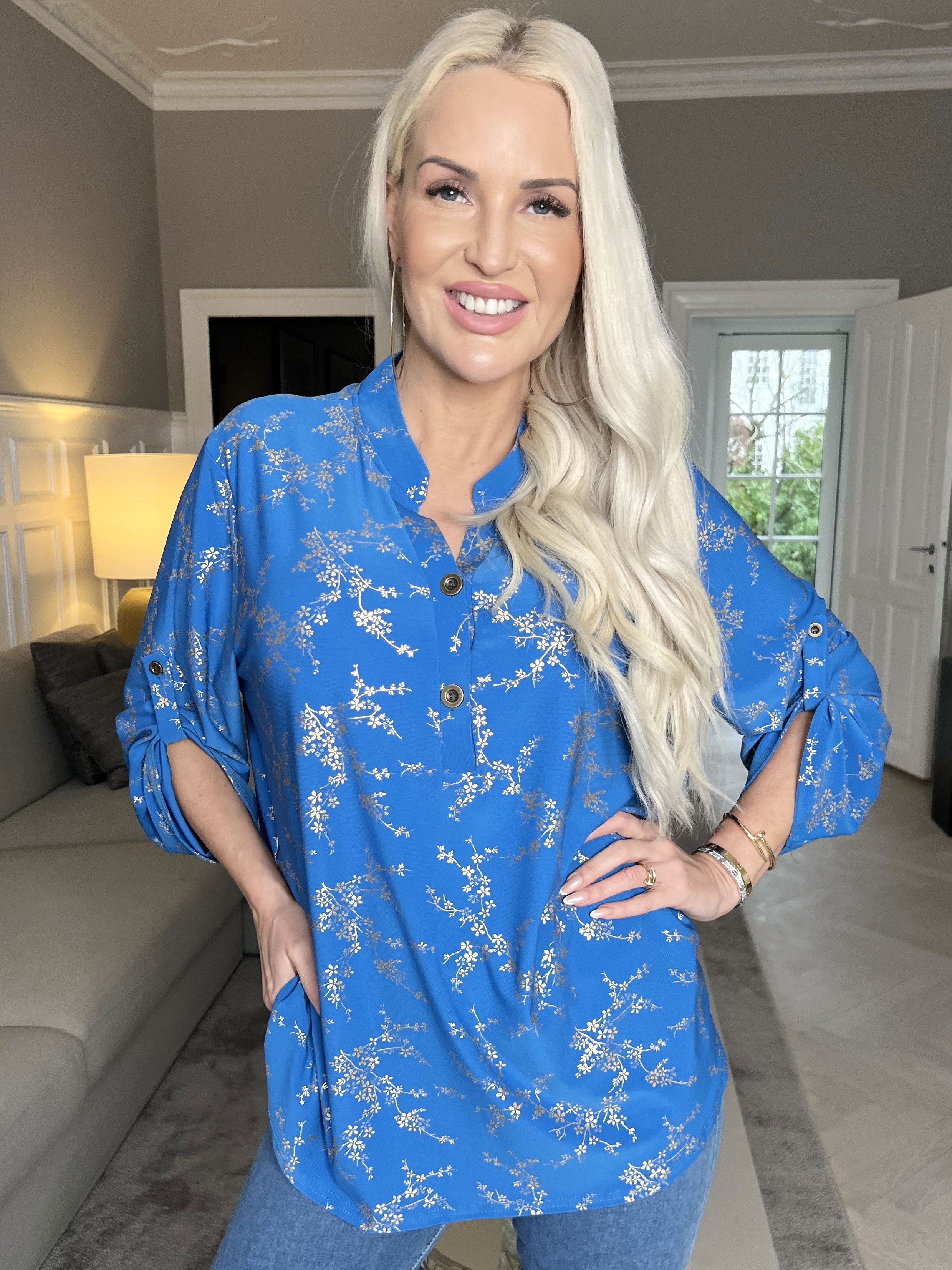 Ebba Gold - Söt blus i stretchigt tyg med gulddetaljer