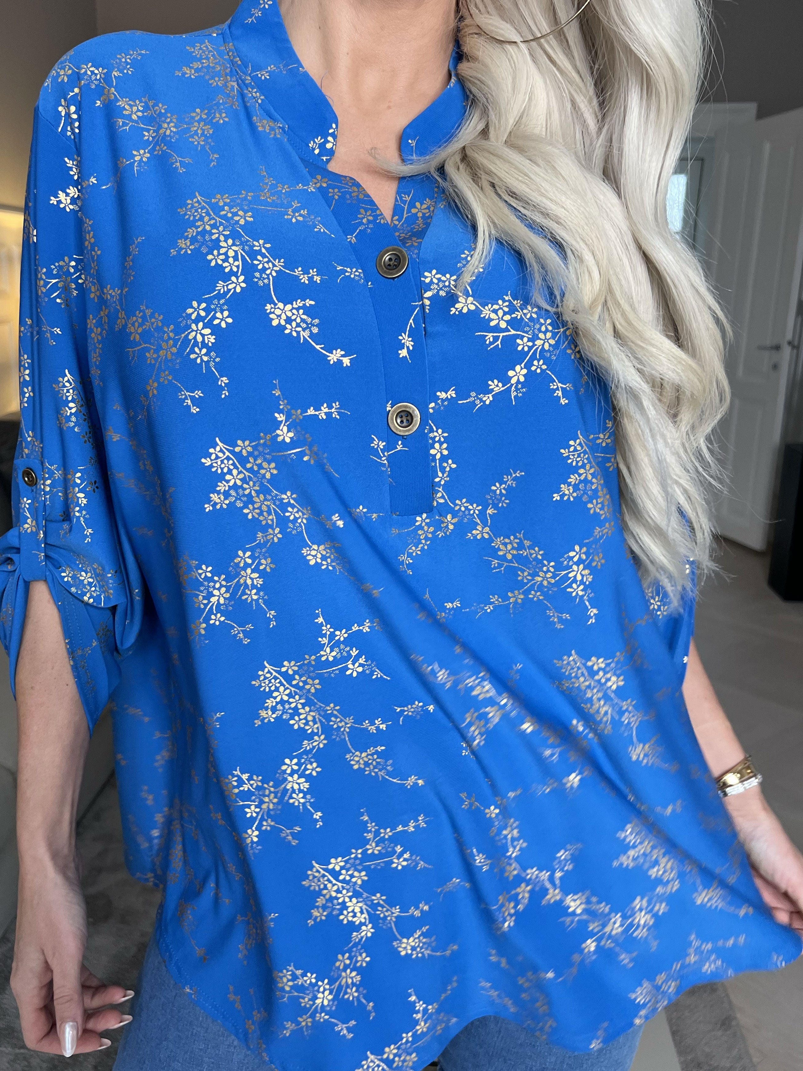 Ebba Gold - Söt blus i stretchigt tyg med gulddetaljer