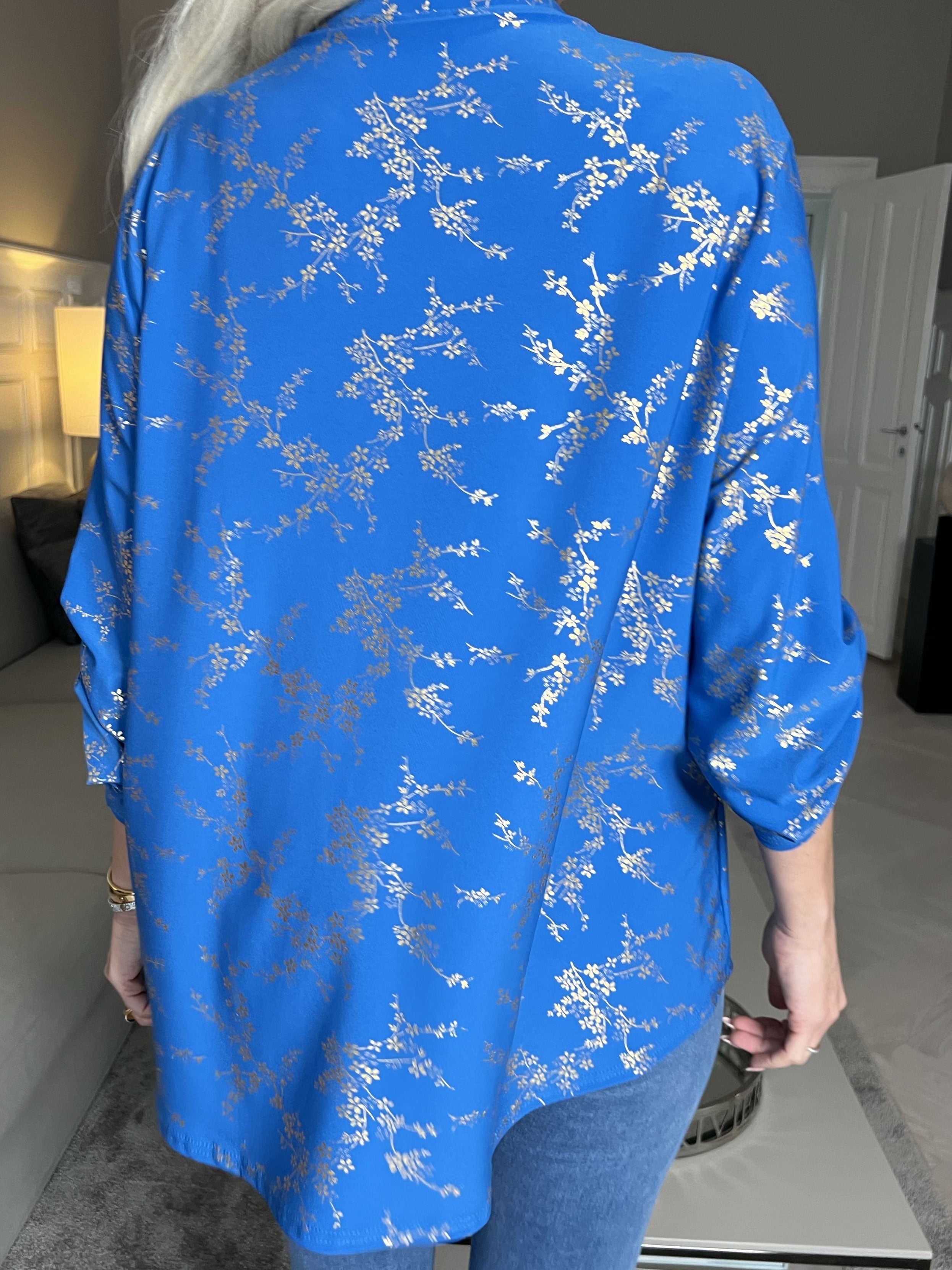 Ebba Gold - Söt blus i stretchigt tyg med gulddetaljer