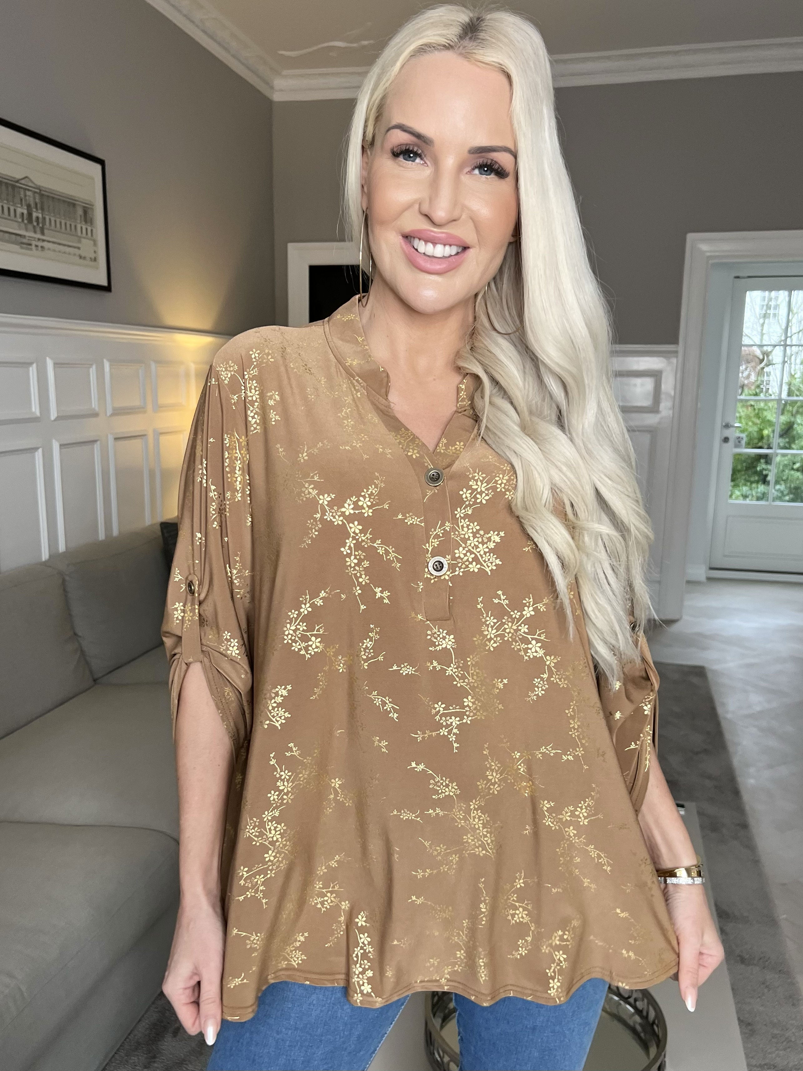 Ebba Gold - Söt blus i stretchigt tyg med gulddetaljer