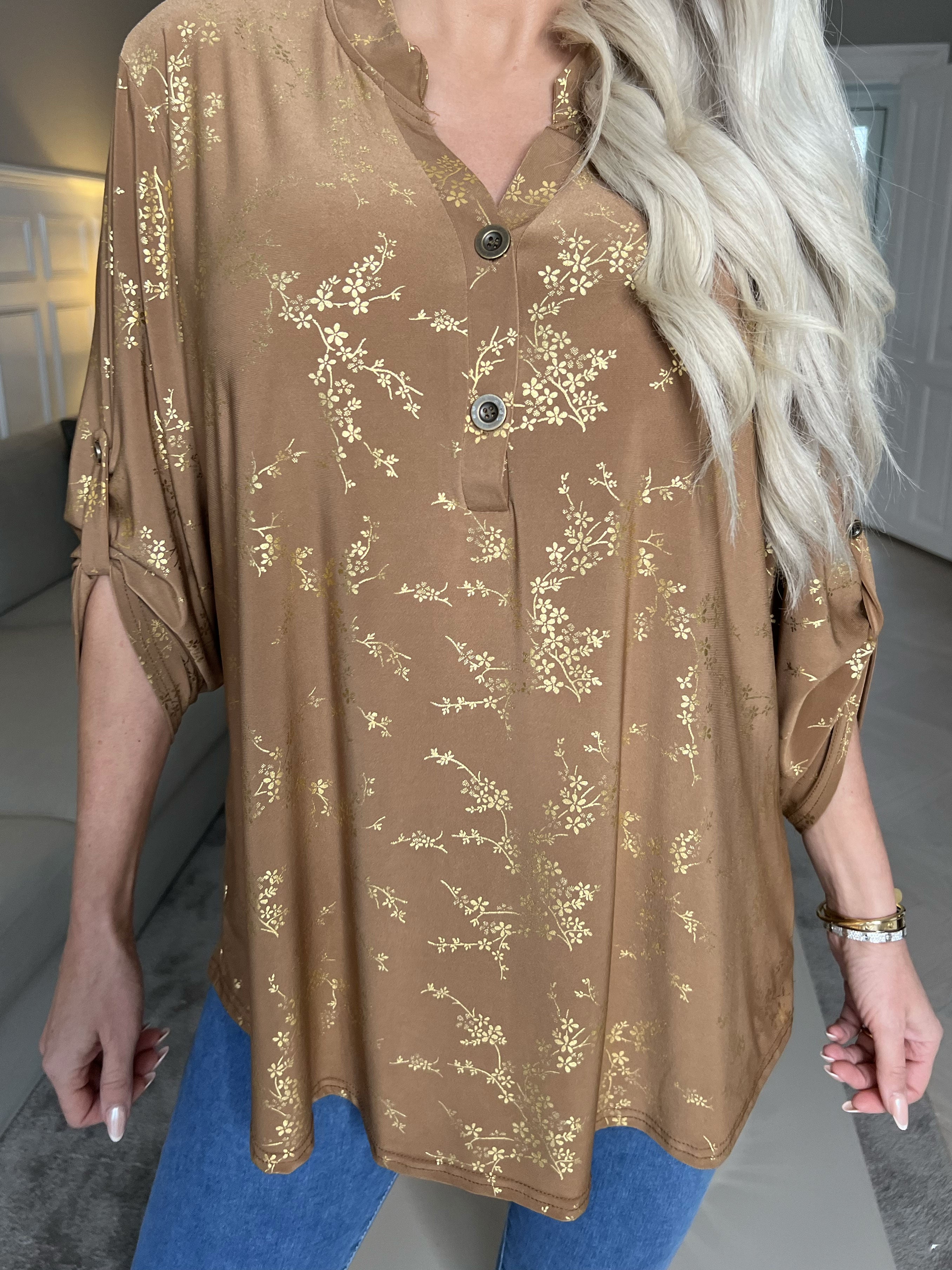 Ebba Gold - Söt blus i stretchigt tyg med gulddetaljer