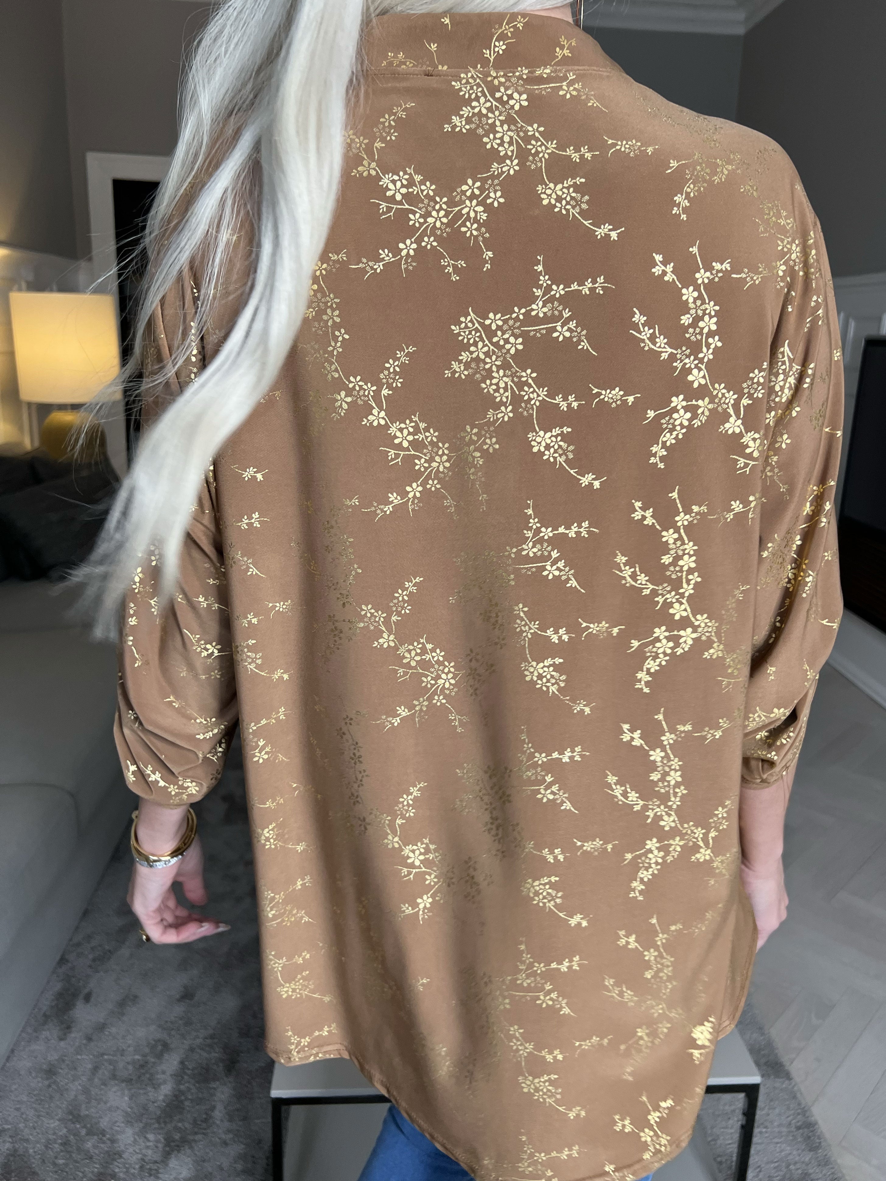 Ebba Gold - Söt blus i stretchigt tyg med gulddetaljer