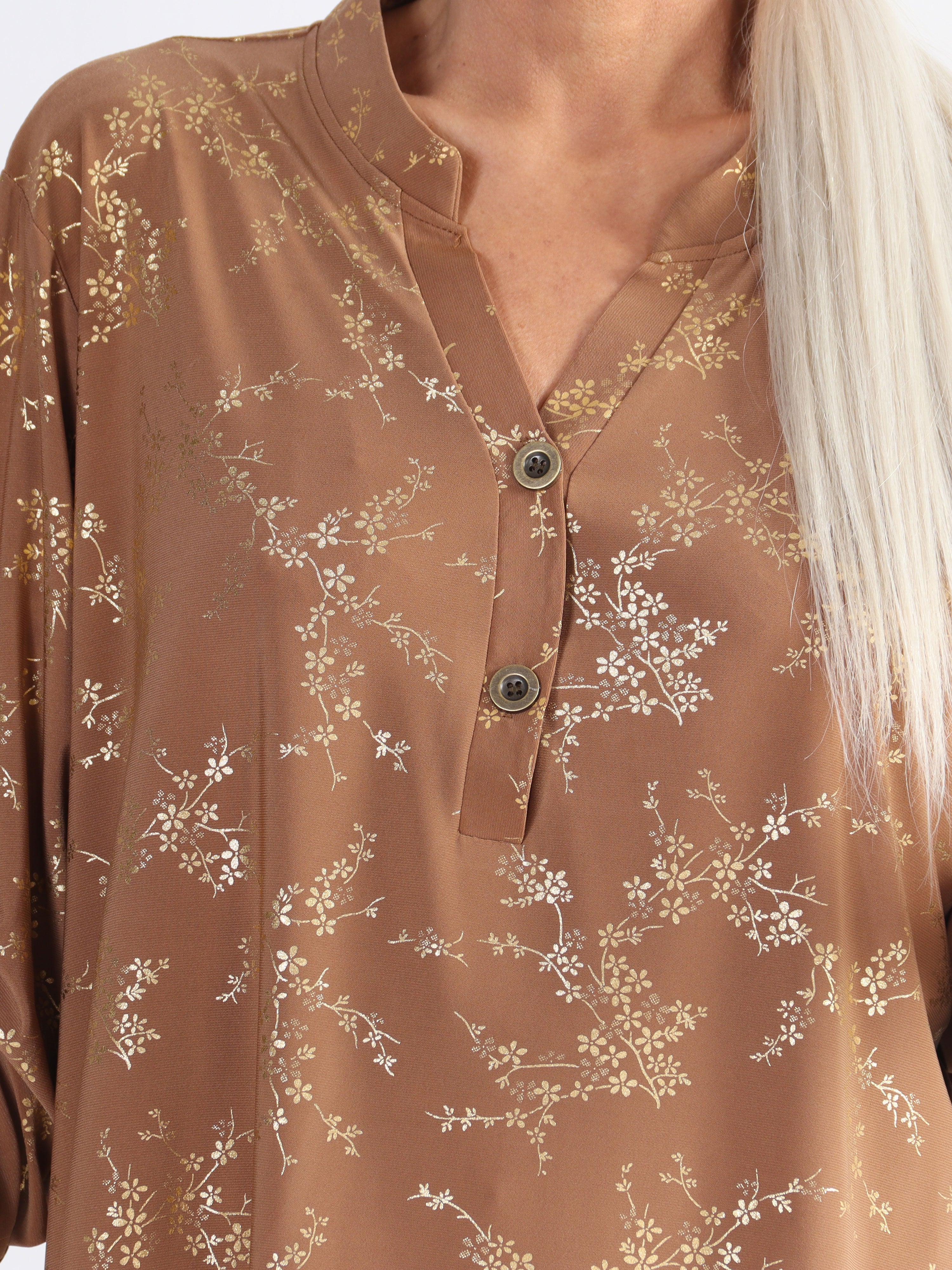 Ebba Gold - Söt plus size-blus i stretchigt tyg med gulddetaljer