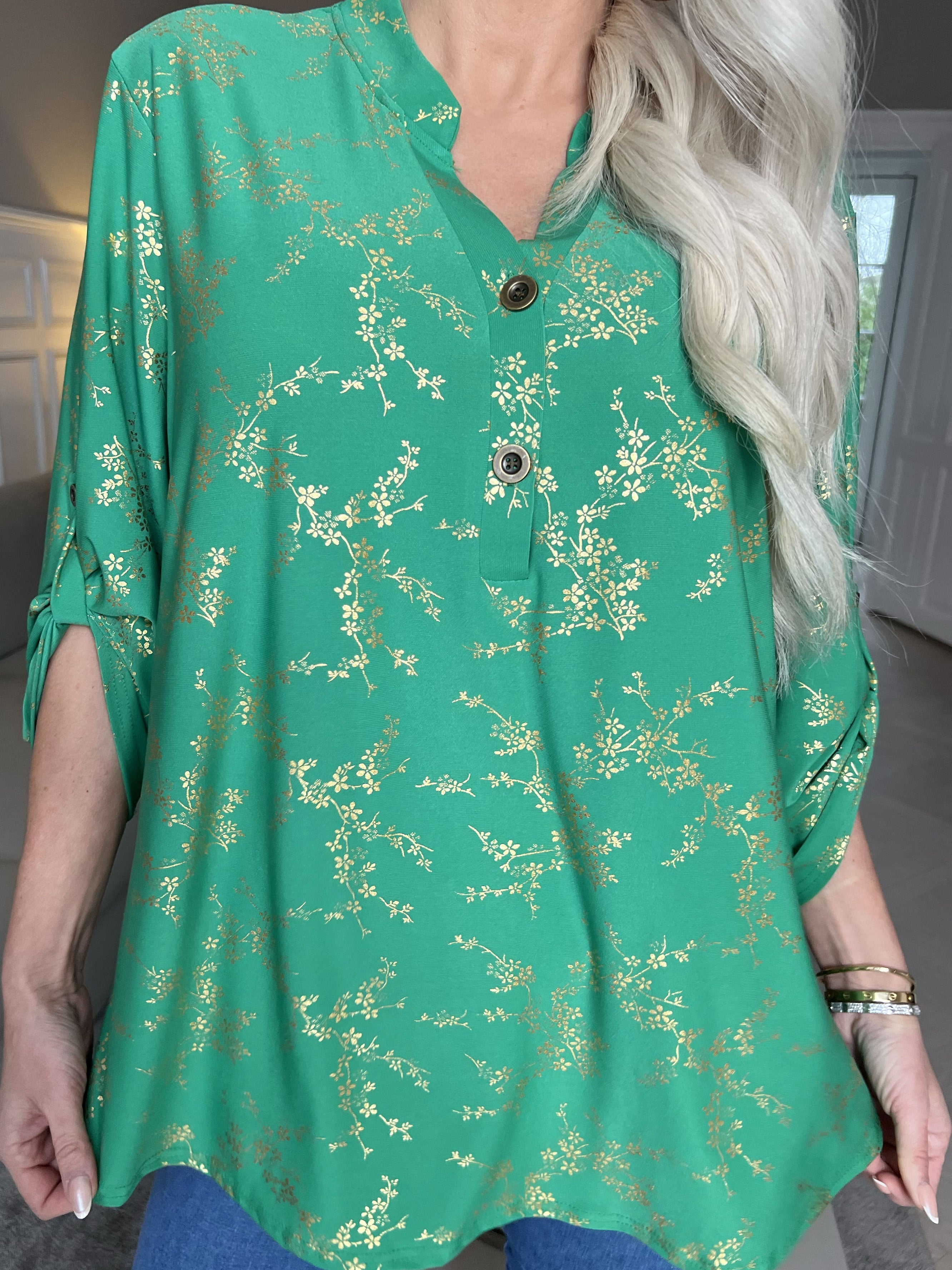 Ebba Gold - Söt blus i stretchigt tyg med gulddetaljer